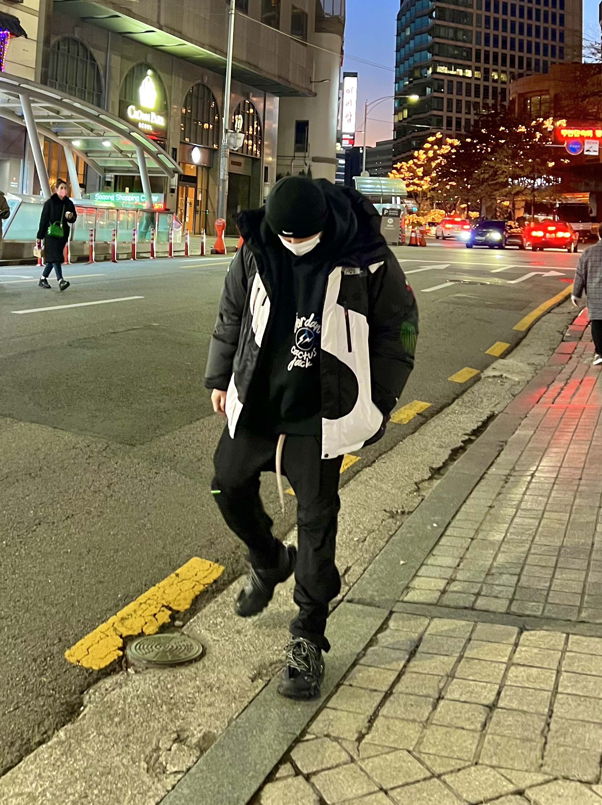 Supreme New Era Swarovski S Logo Beanie Black - 21SS, Supreme x The North Face S Logo Summit Series Himalayan Parka Black - 20FW 착용 스타일