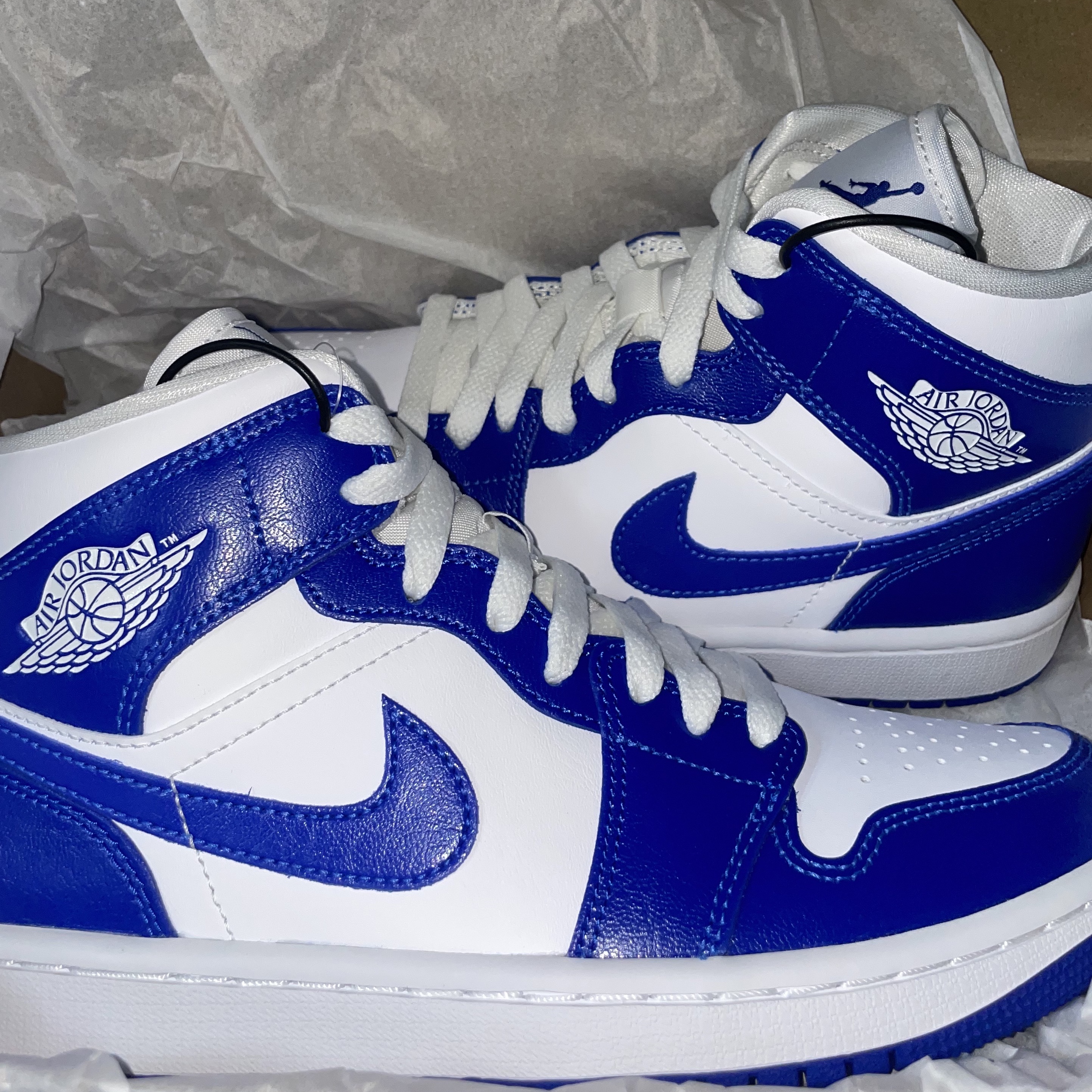 (W) Jordan 1 Mid White Hyper Royal 착용 스타일