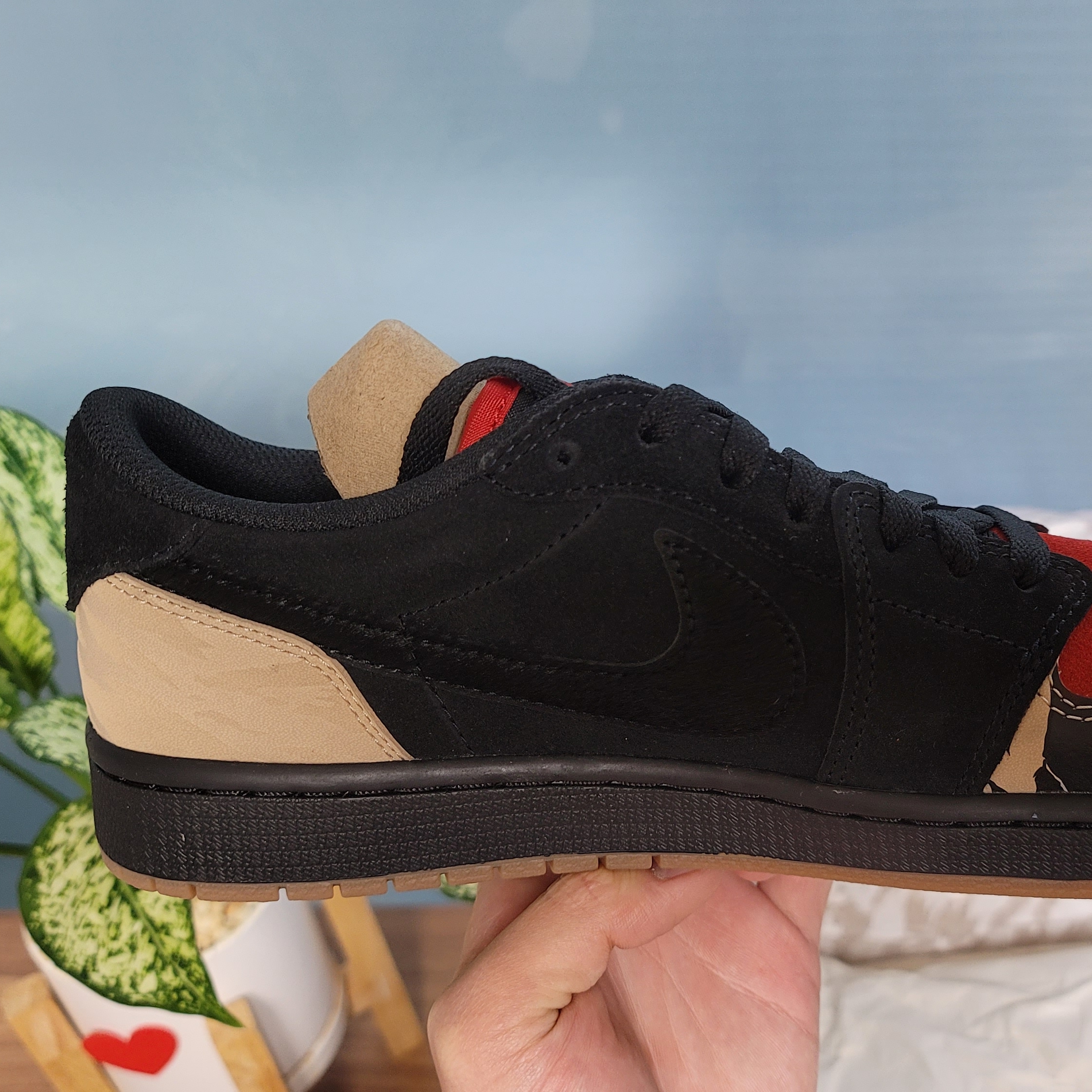 Jordan 1 x SoleFly Retro Low OG SP Black and Sport Red 착용 스타일 - 2