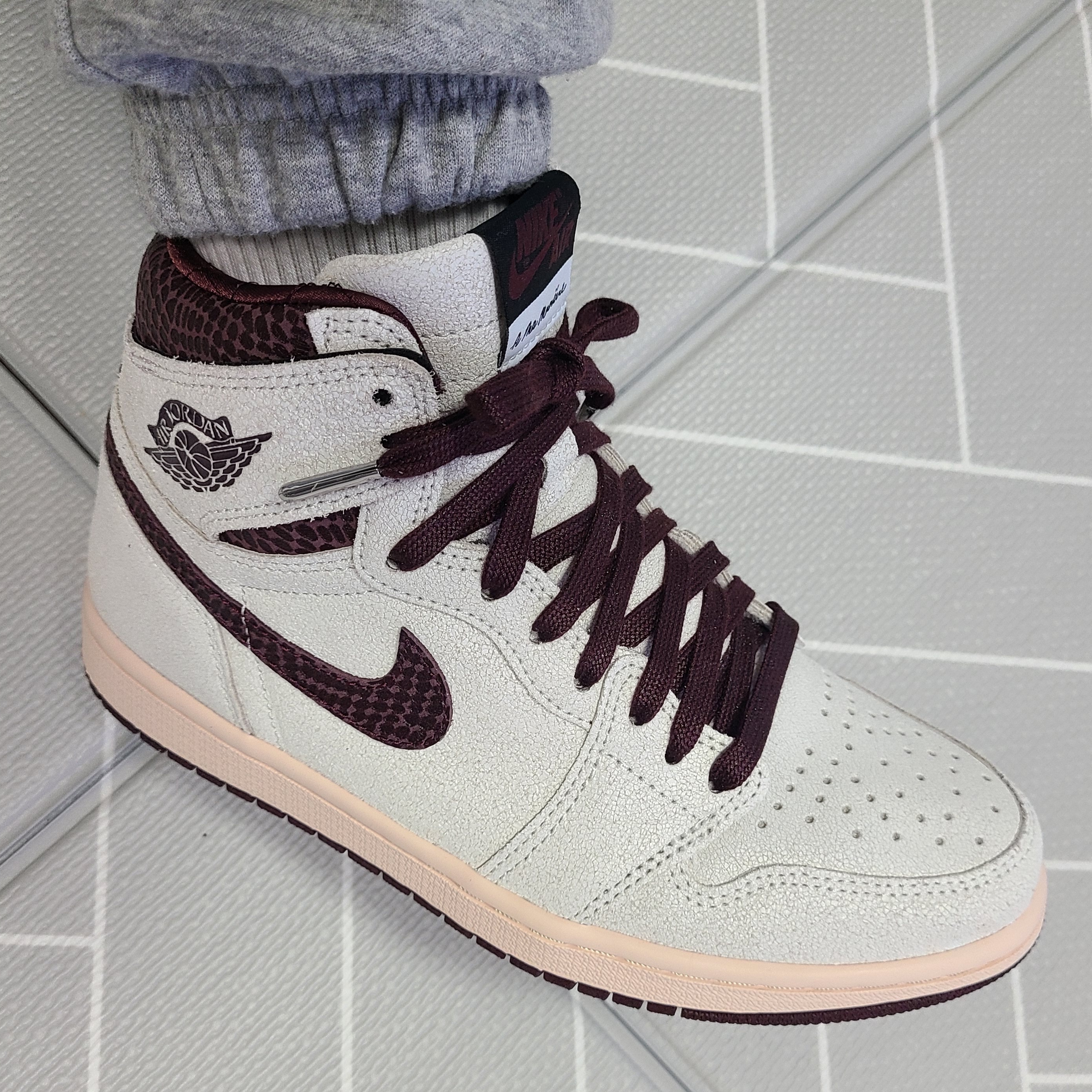 Jordan 1 x A Ma Maniere Retro High OG SP Sail and Burgundy 착용 스타일 - 2