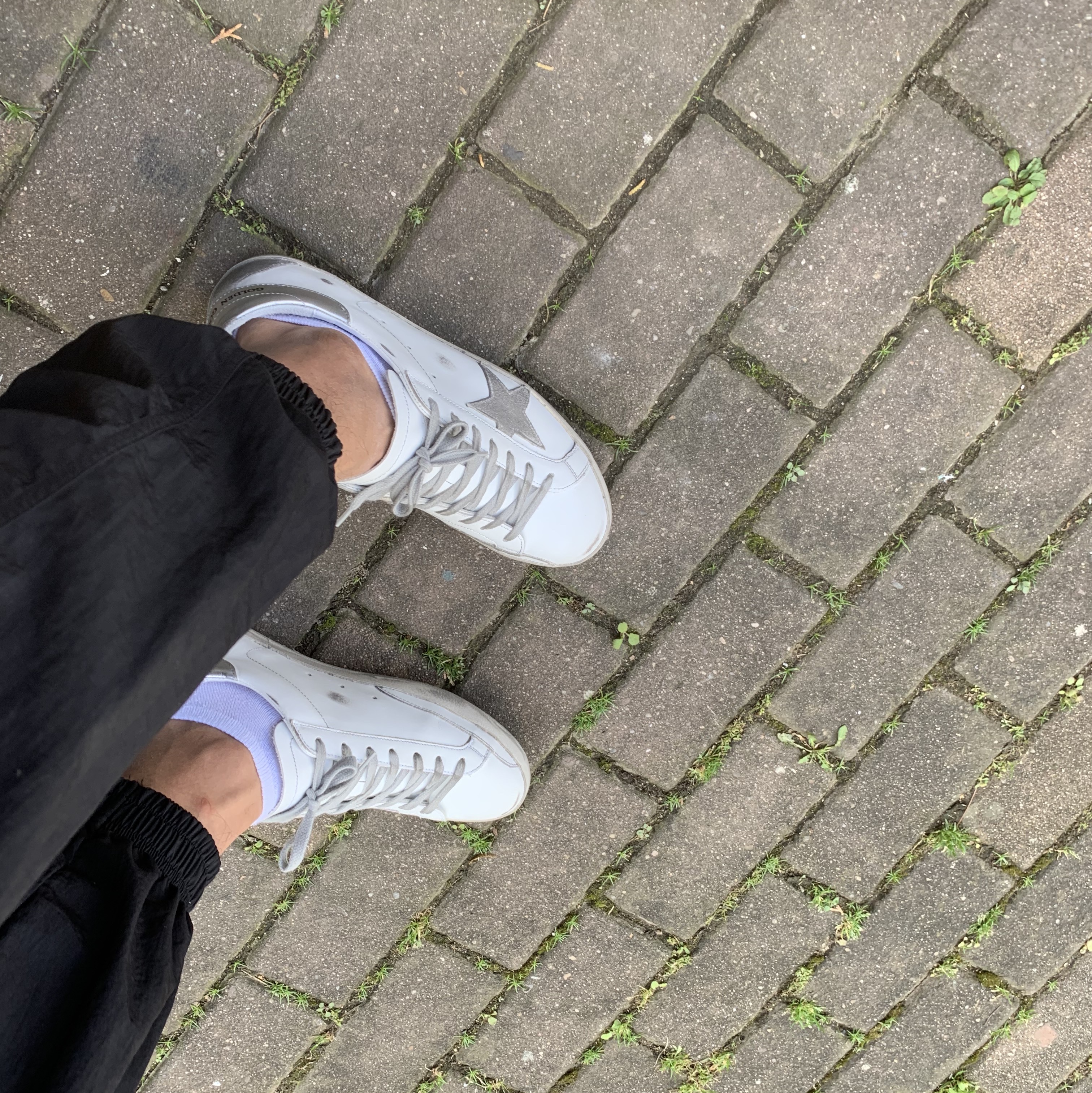 Golden Goose Superstar White Silver Heel Tab Sneakers 착용 스타일 - 2