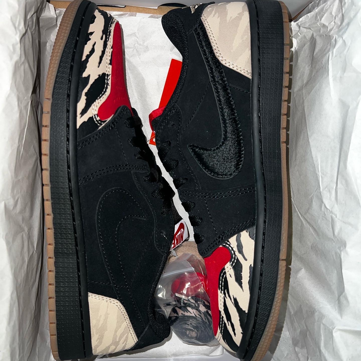 Jordan 1 x SoleFly Retro Low OG SP Black and Sport Red 착용 스타일 - 3