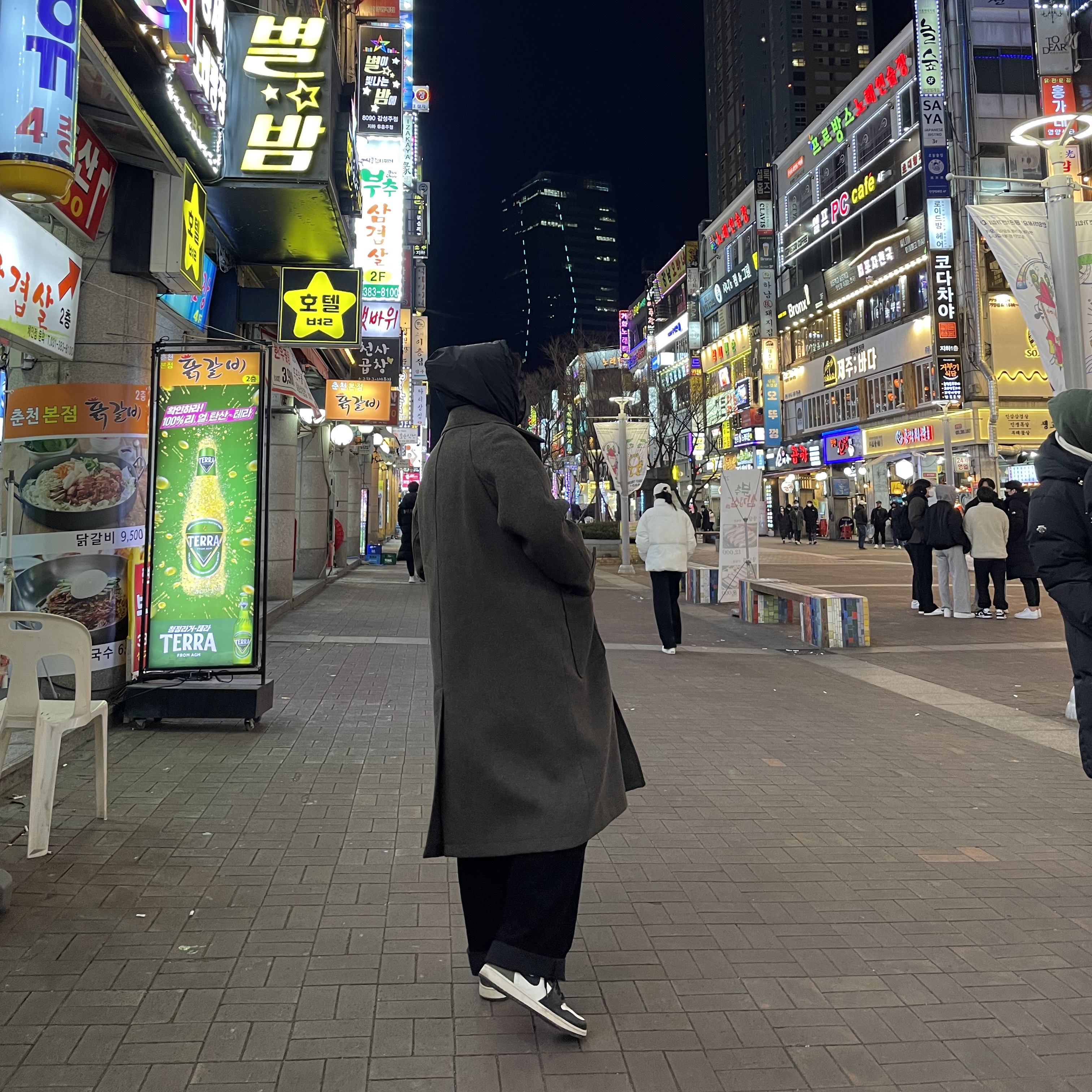 IAB Studio Woven Hoodie Black, Jordan 1 Retro High OG Black Mocha 착용 스타일
