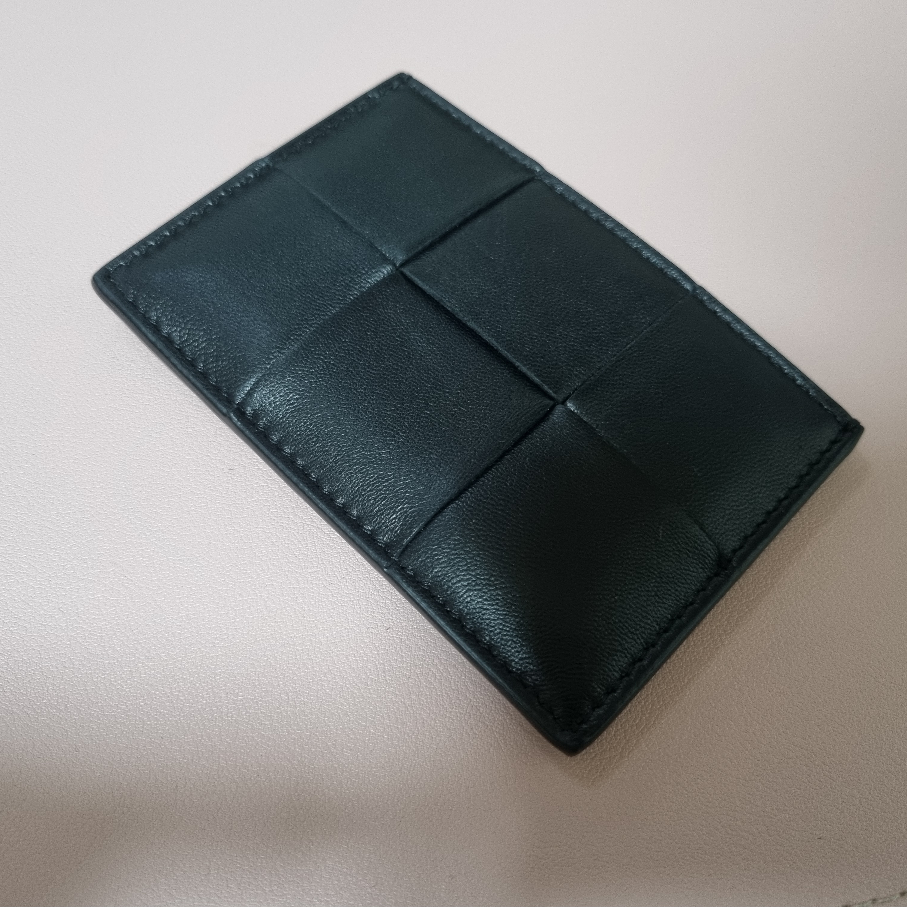 Bottega Veneta Credit Card Case Calfskin Black 착용 스타일