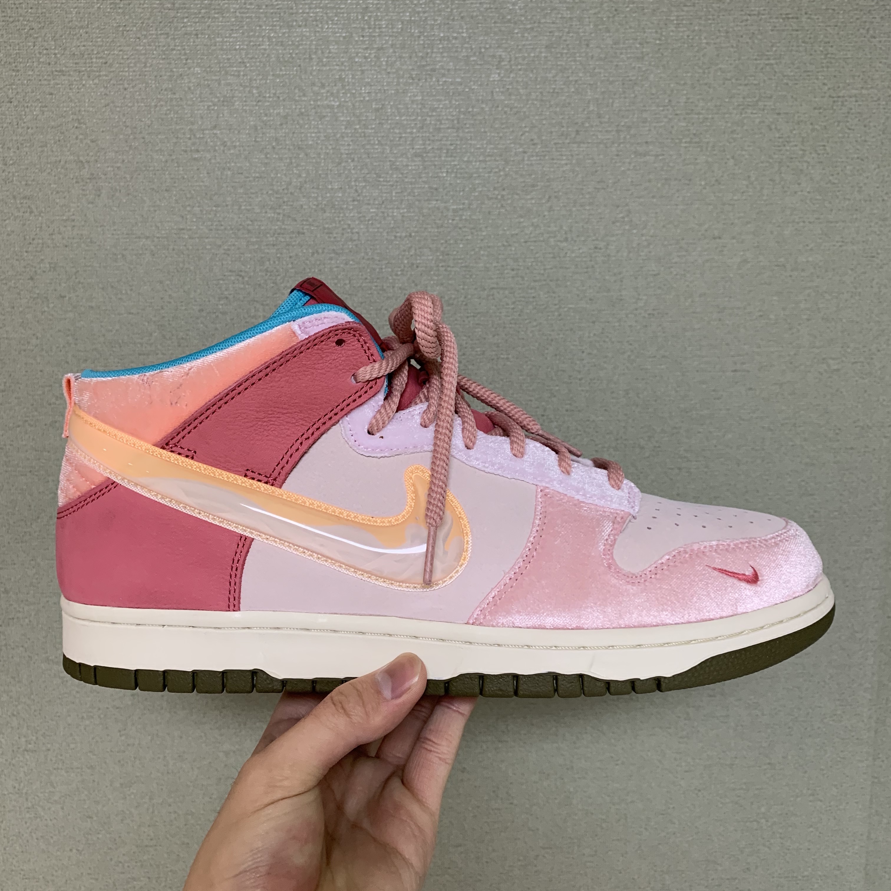 Nike x Social Status Dunk Mid Free Lunch Strawberry Milk 착용 스타일 - 4