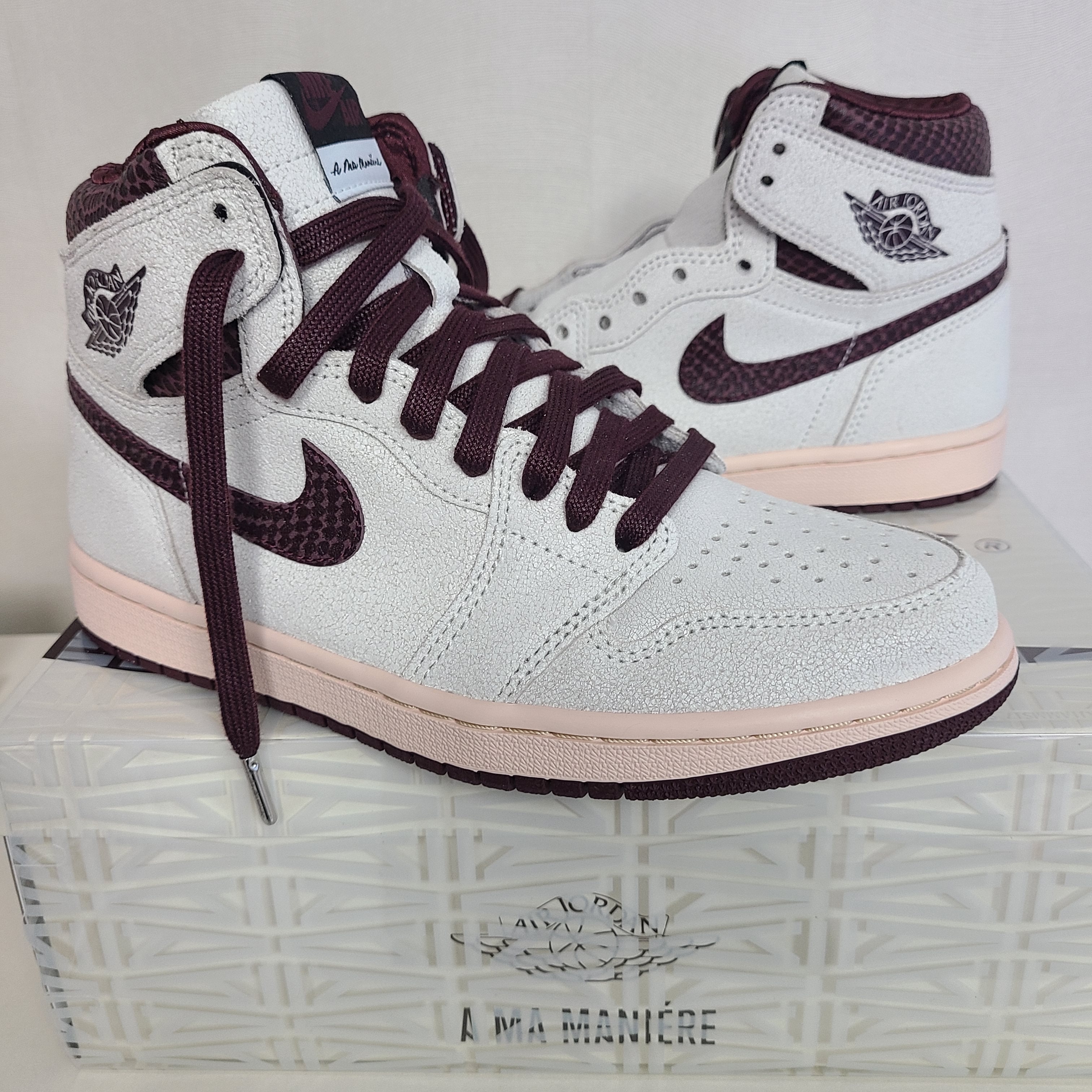 Jordan 1 x A Ma Maniere Retro High OG SP Sail and Burgundy 착용 스타일 - 1