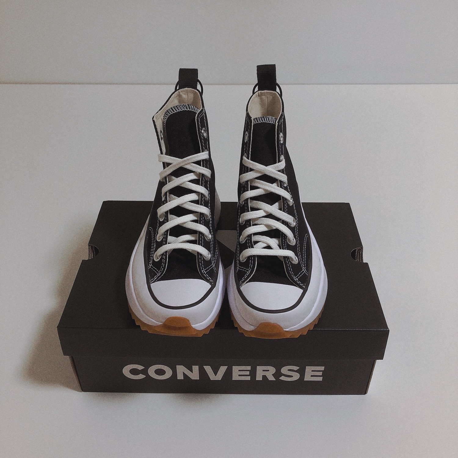 Converse Run Star Hike Hi Black White Gum 착용 스타일 - 2