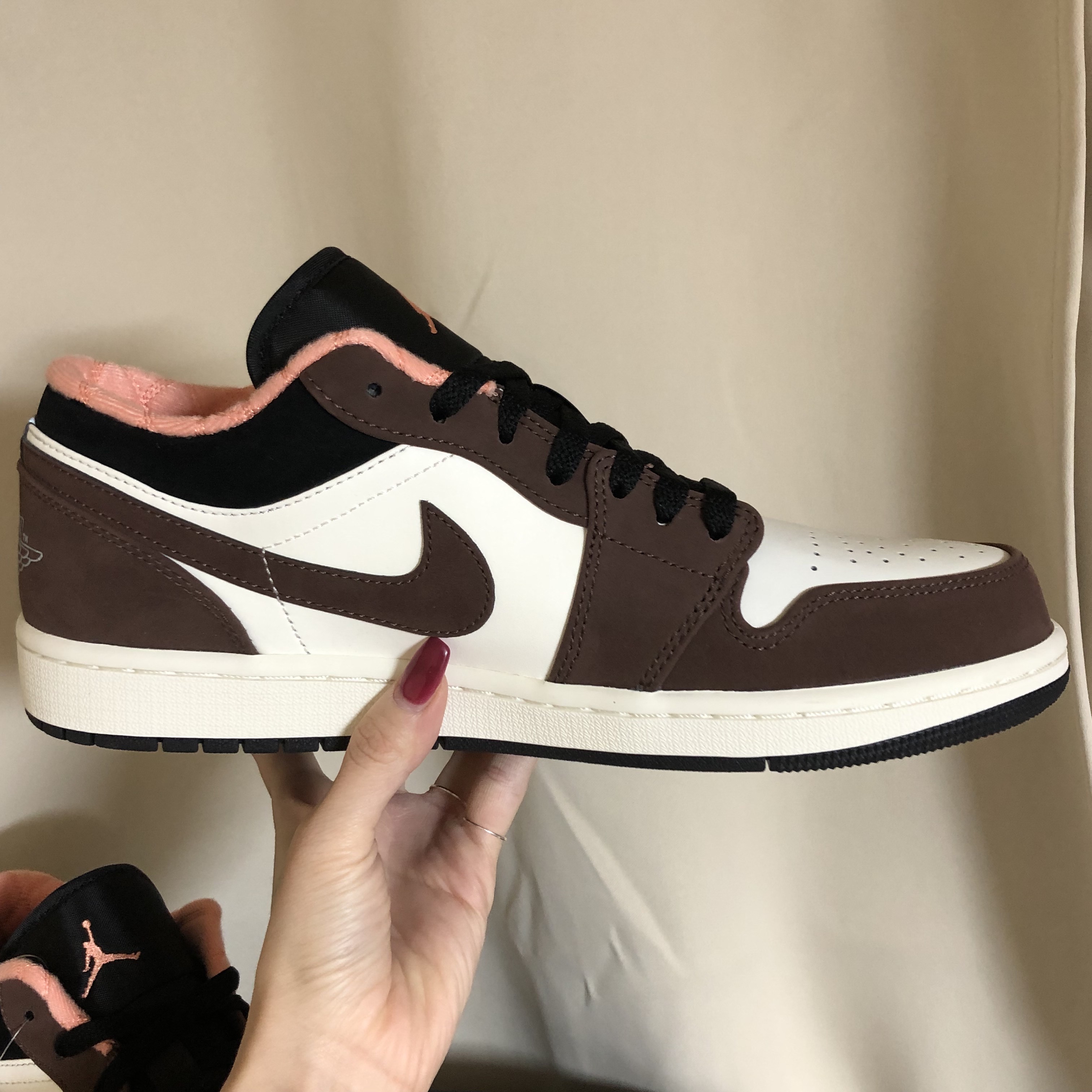 Jordan 1 Low SE Chocolate Bliss 착용 스타일