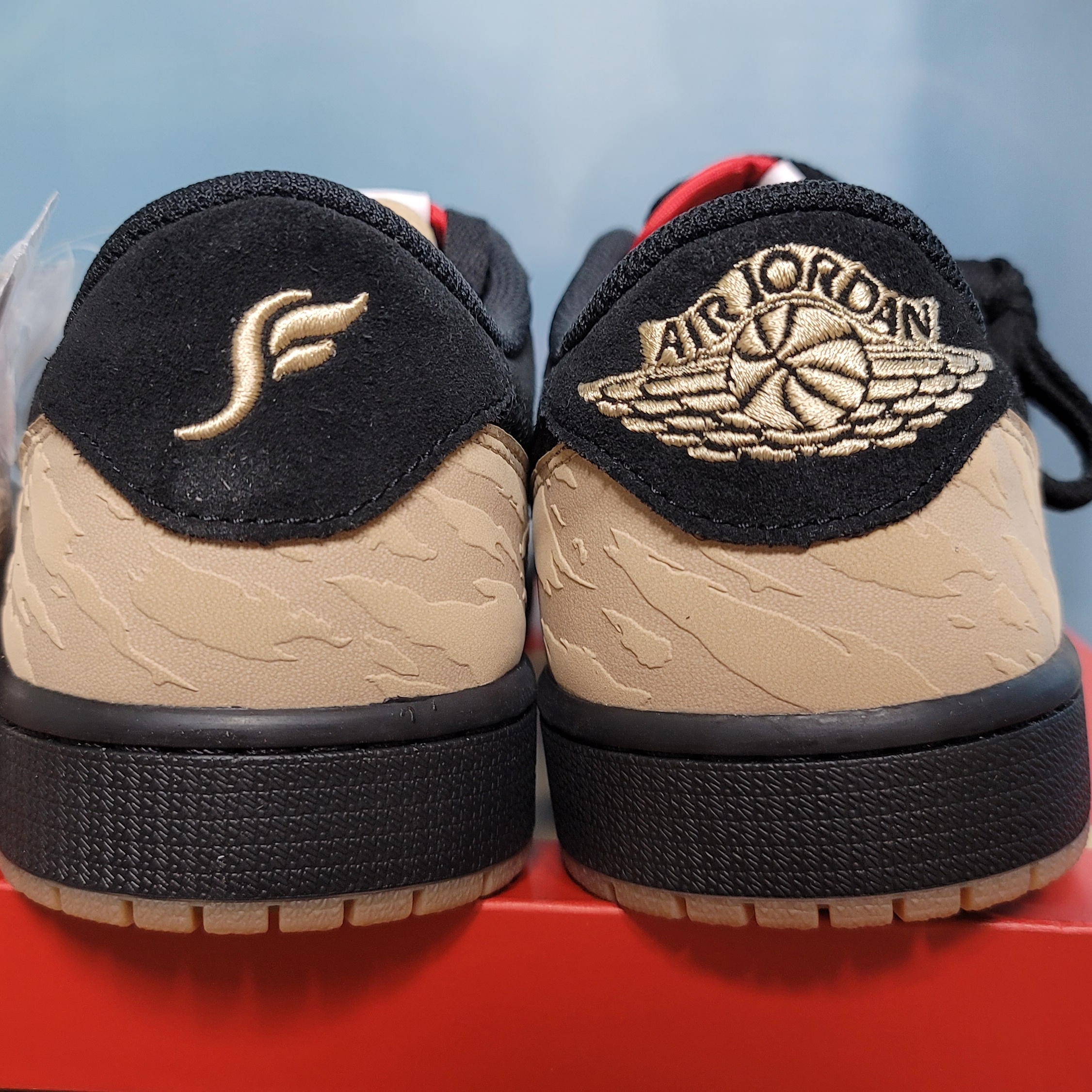 Jordan 1 x SoleFly Retro Low OG SP Black and Sport Red 착용 스타일 - 5
