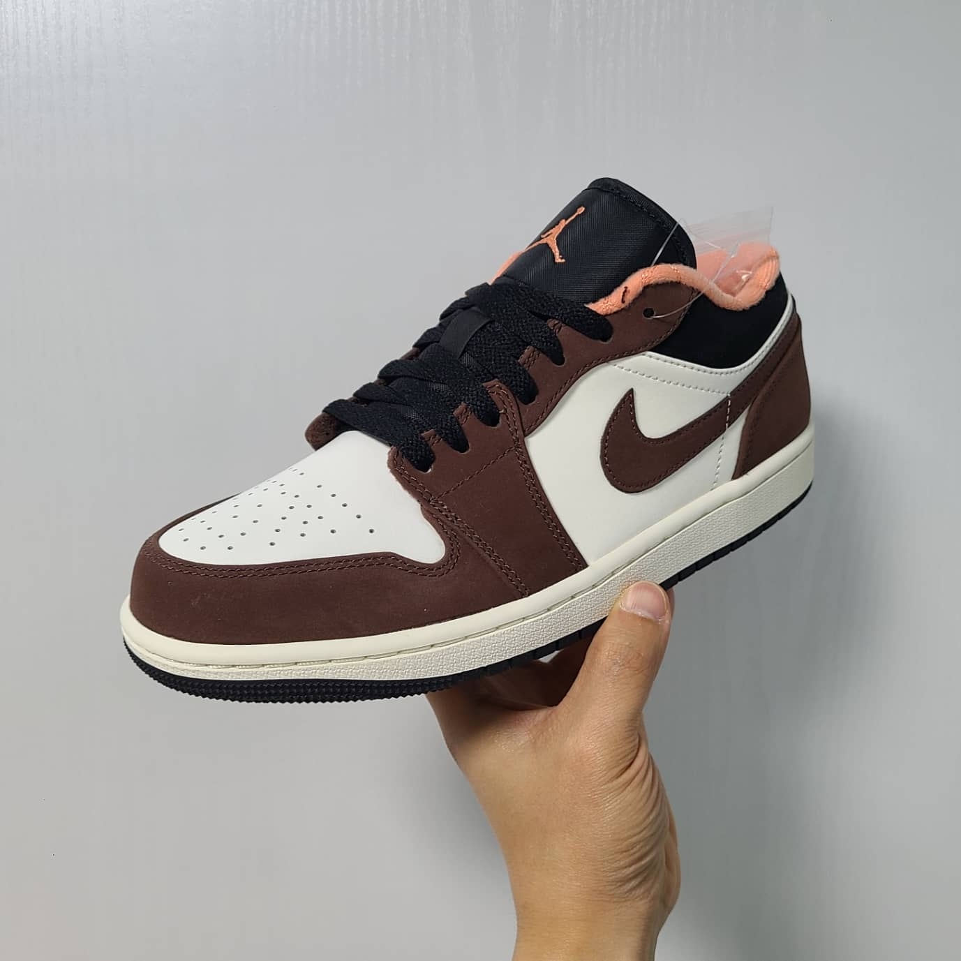 Jordan 1 Low SE Chocolate Bliss, Nike x Off-White Dunk Low The 50 - Lot 46 착용 스타일 - 1
