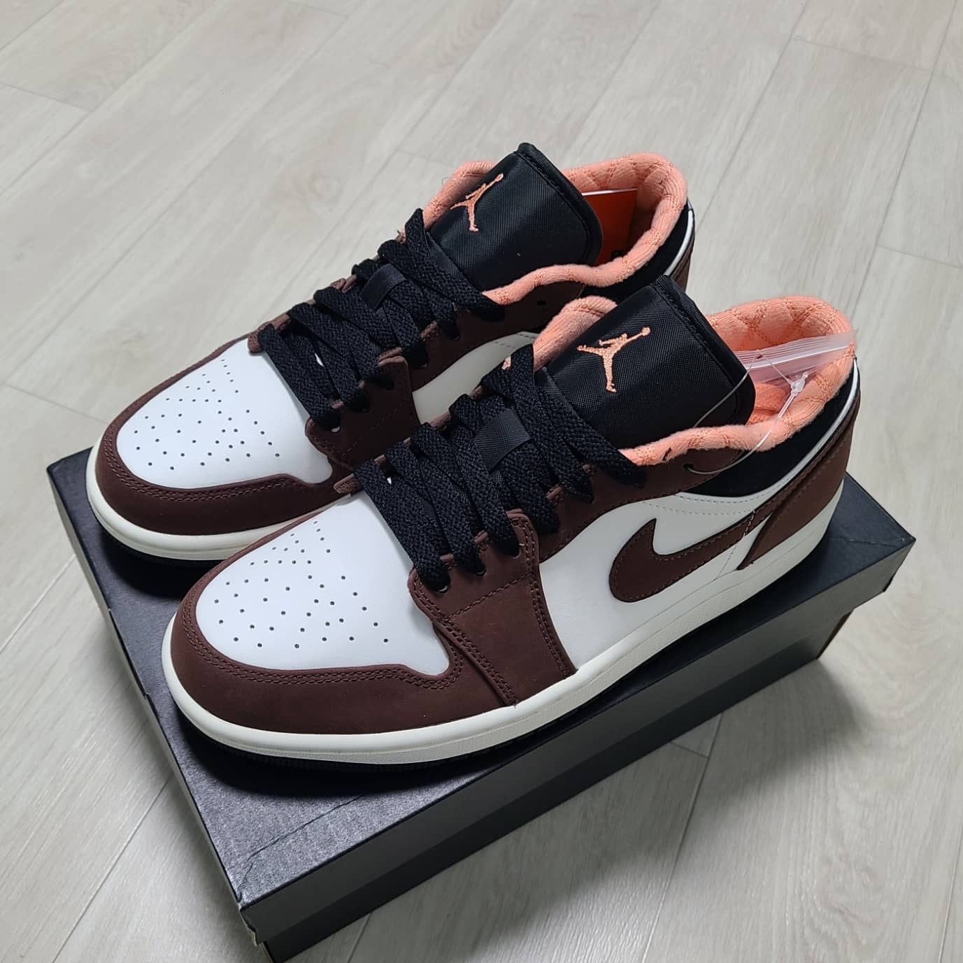 Jordan 1 Low SE Chocolate Bliss, Nike x Off-White Dunk Low The 50 - Lot 46 착용 스타일 - 2