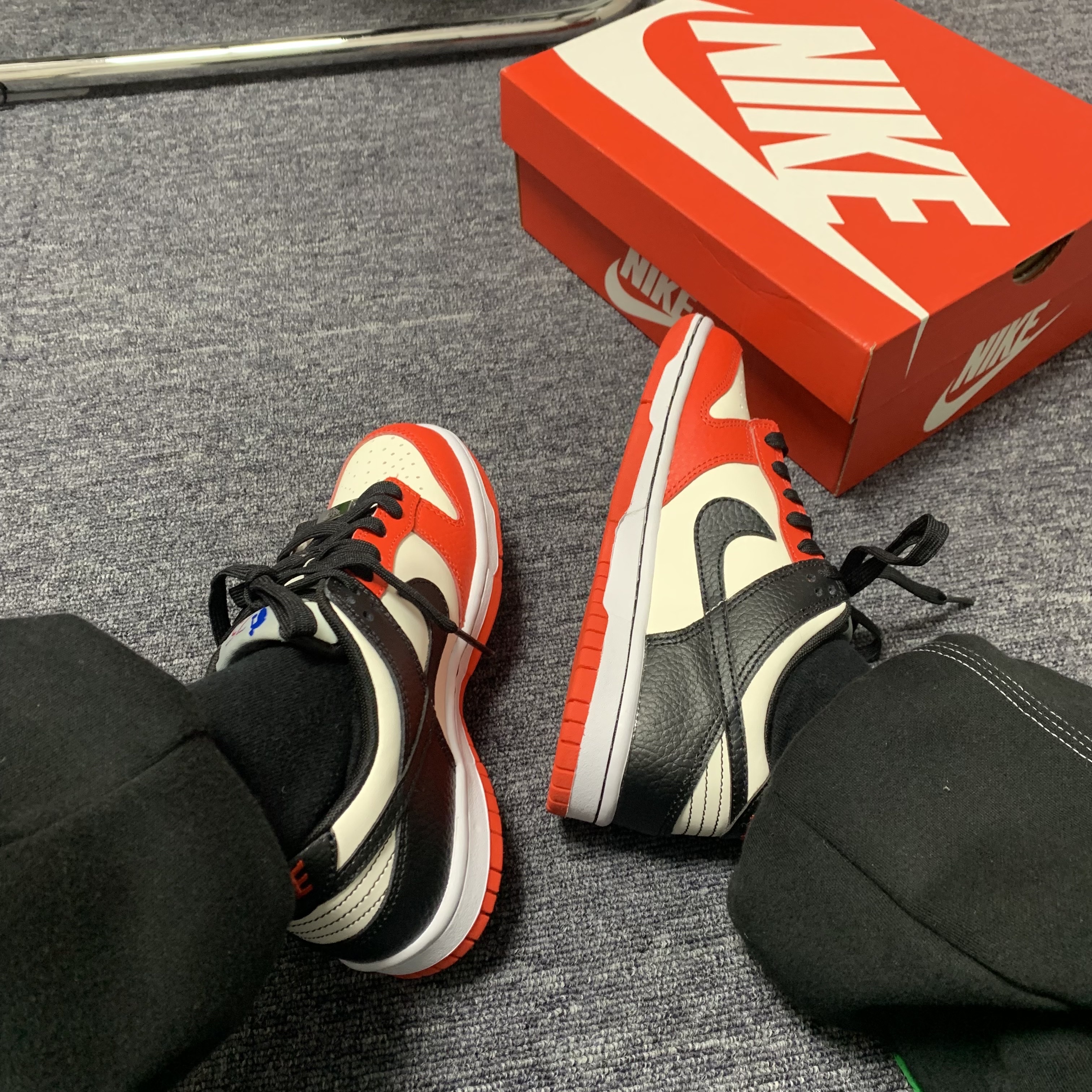 (GS) Nike x NBA Dunk Low Black and Chile Red 착용 스타일 - 1