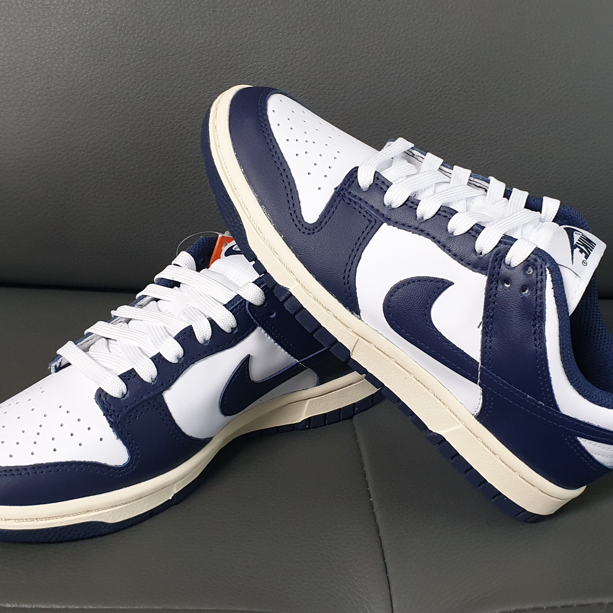 (W) Nike Dunk Low Vintage Midnight Navy 착용 스타일 - 2