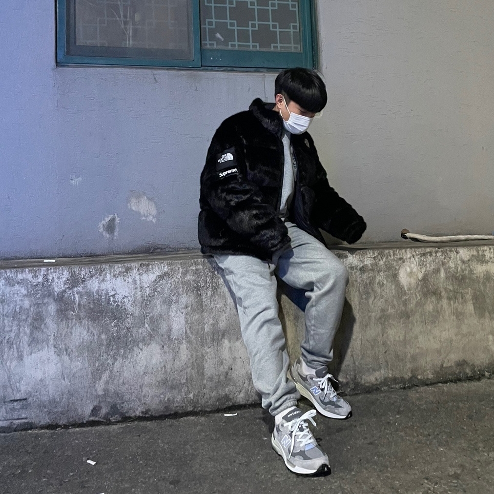 Supreme x The North Face Faux Fur Nuptse Jacket Black - 20FW, New Balance 992 Made in USA Grey - D Standard 착용 스타일