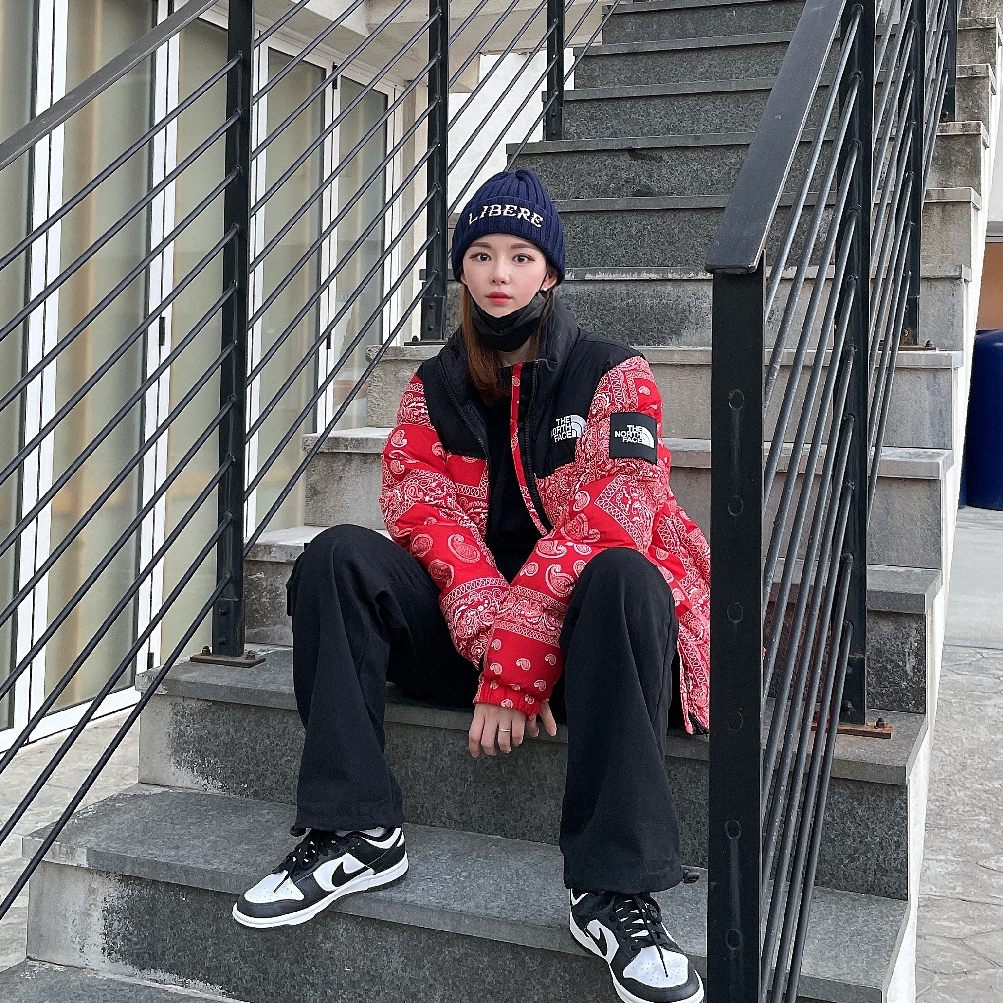 (W) Nike Dunk Low Black, The North Face Nuptse Down Jacket Red 착용 스타일