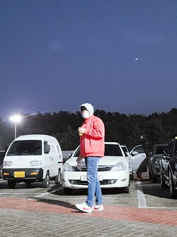 Nike x Stussy Windrunner Jacket Habanero Red, (W) Nike Daybreak Summit White University Red 착용 스타일 - 1