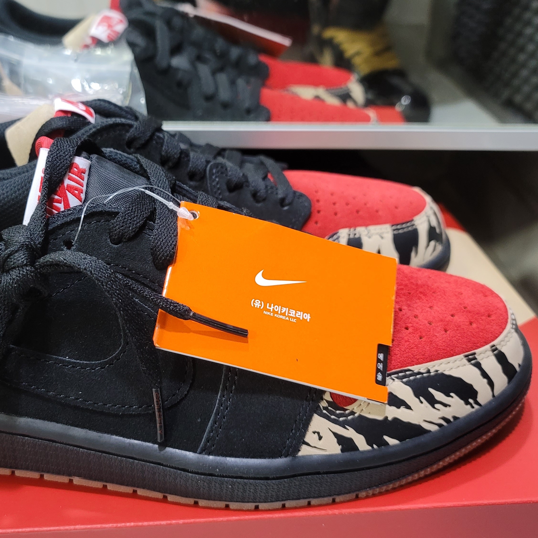 Jordan 1 x SoleFly Retro Low OG SP Black and Sport Red, Jordan 1 Retro High OG Metallic Gold 착용 스타일 - 3