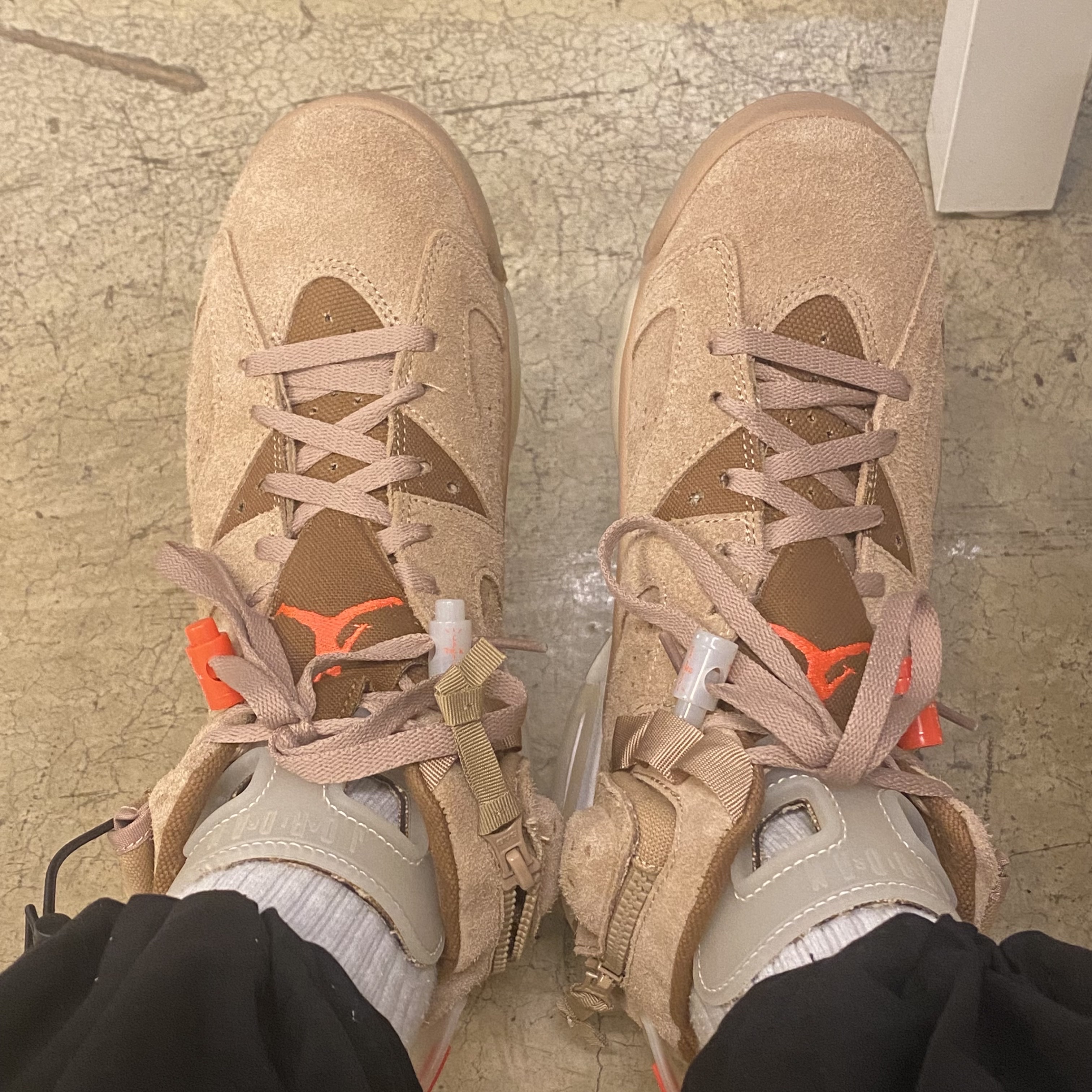 Jordan 6 x Travis Scott Retro SP British Khaki 착용 스타일 - 1
