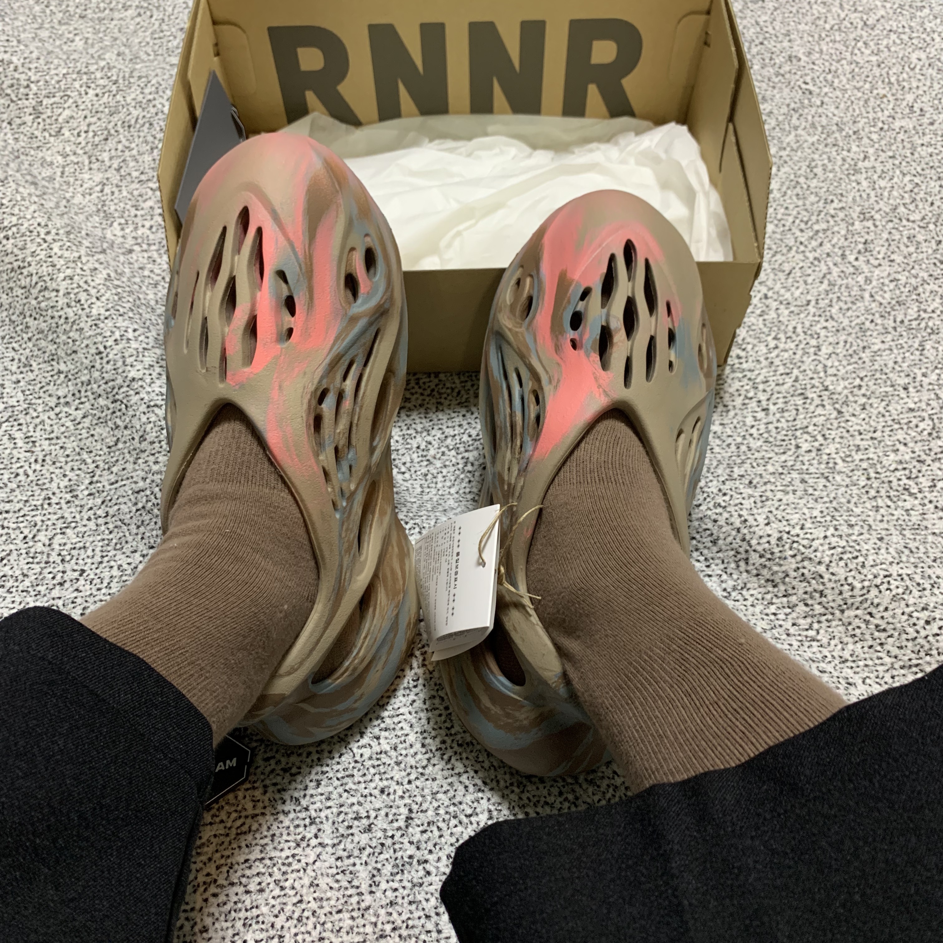 Adidas Yeezy Foam RNNR MX Sand Grey 착용 스타일 - 2