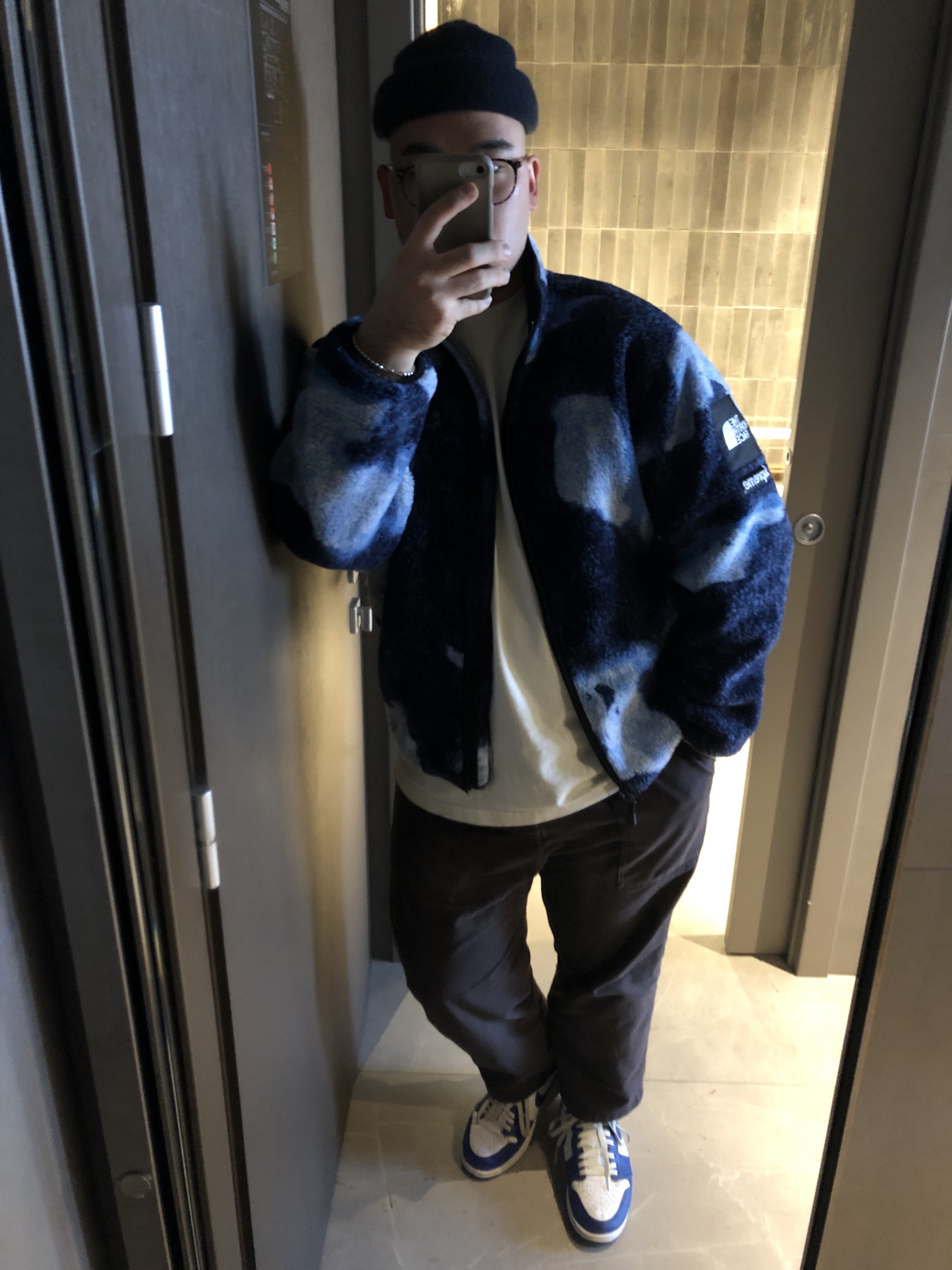 Supreme x The North Face Bleached Denim Print Fleece Jacket Indigo - 21FW 착용 스타일 - 2