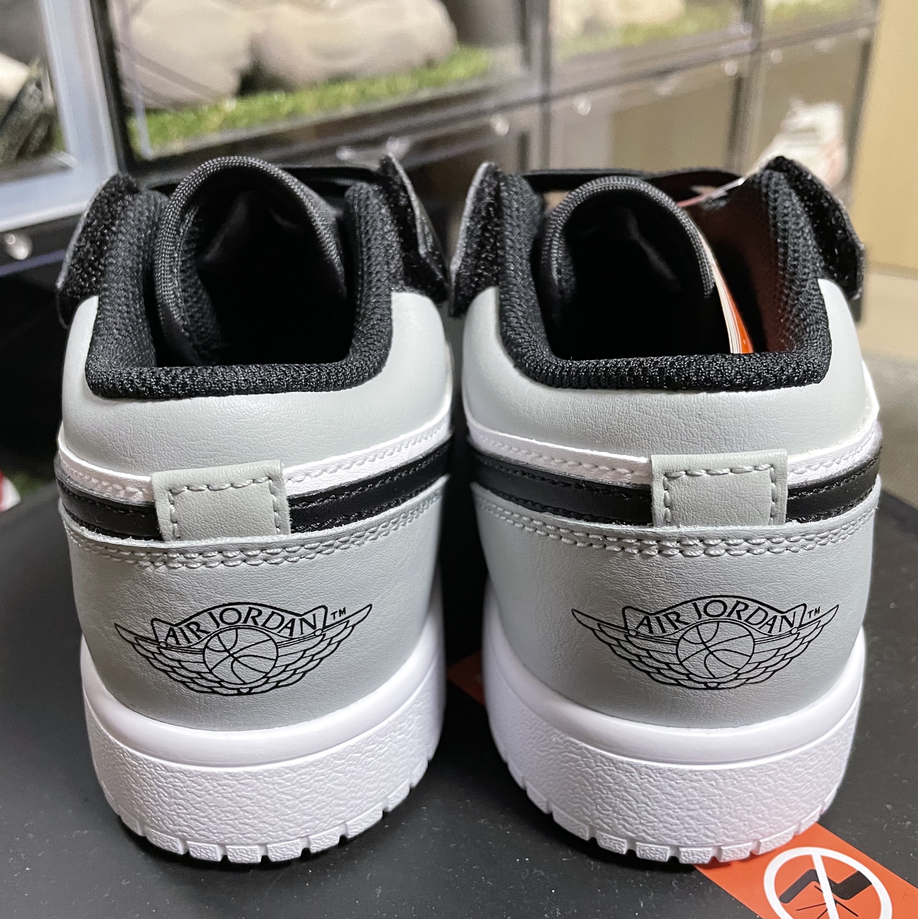 (PS) Jordan 1 Low Alt Light Smoke Grey Black, Helinox Table O Blackout Edition 착용 스타일 - 2