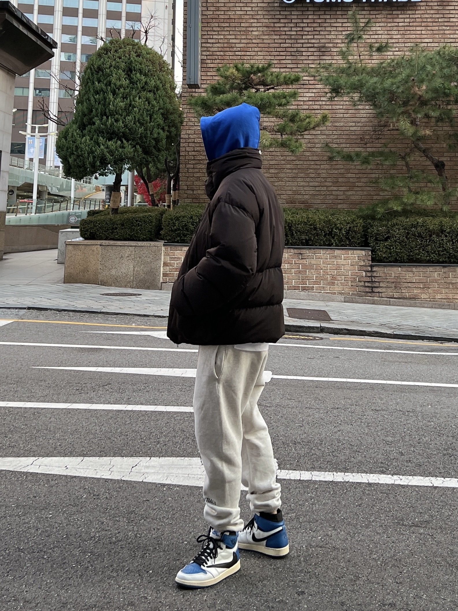 Essentials Sweatpants Oatmeal/Oatmeal Heather/Light Heather Oatmeal 2020, Jordan 1 x Travis Scott x Fragment Retro High OG SP Military Blue 착용 스타일