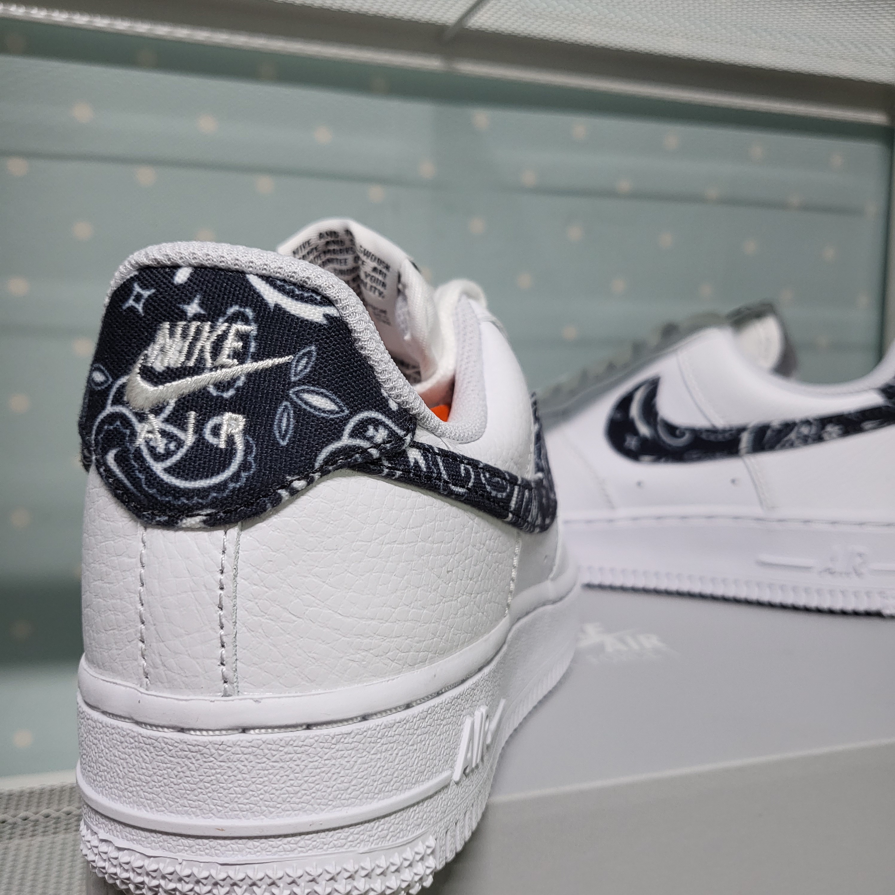 (W) Nike Air Force 1 '07 Essential Paisley Swoosh White Black 착용 스타일 - 2
