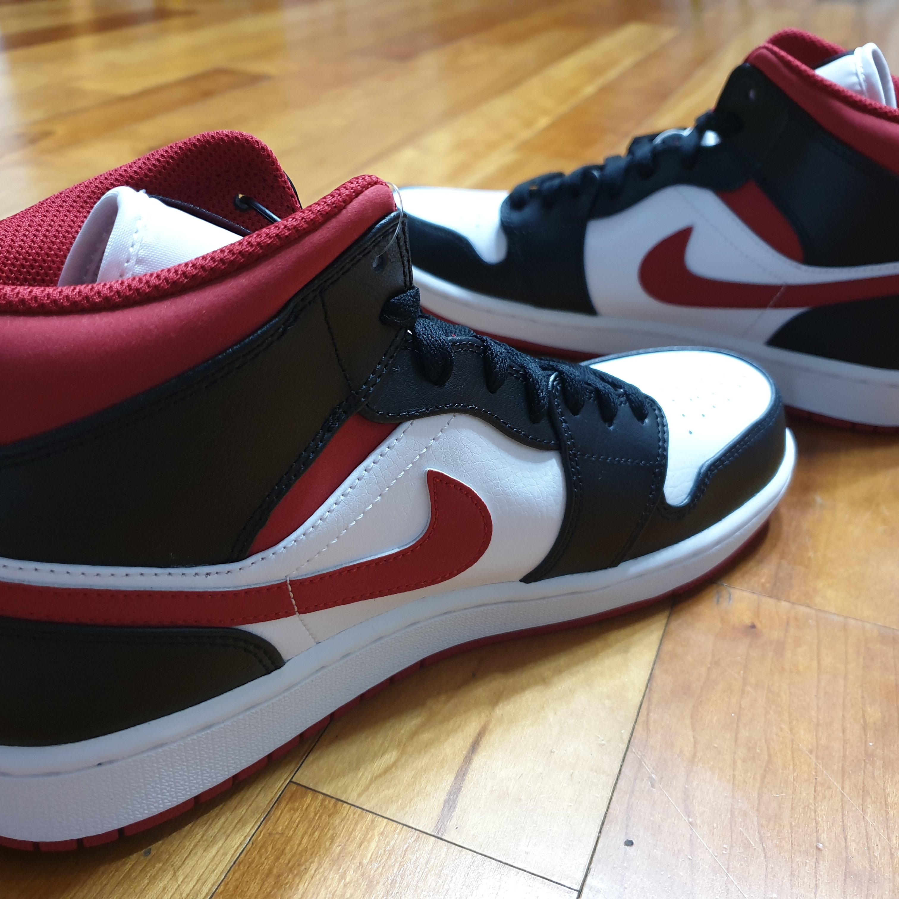 Jordan 1 Mid Gym Red Black White 착용 스타일 - 2