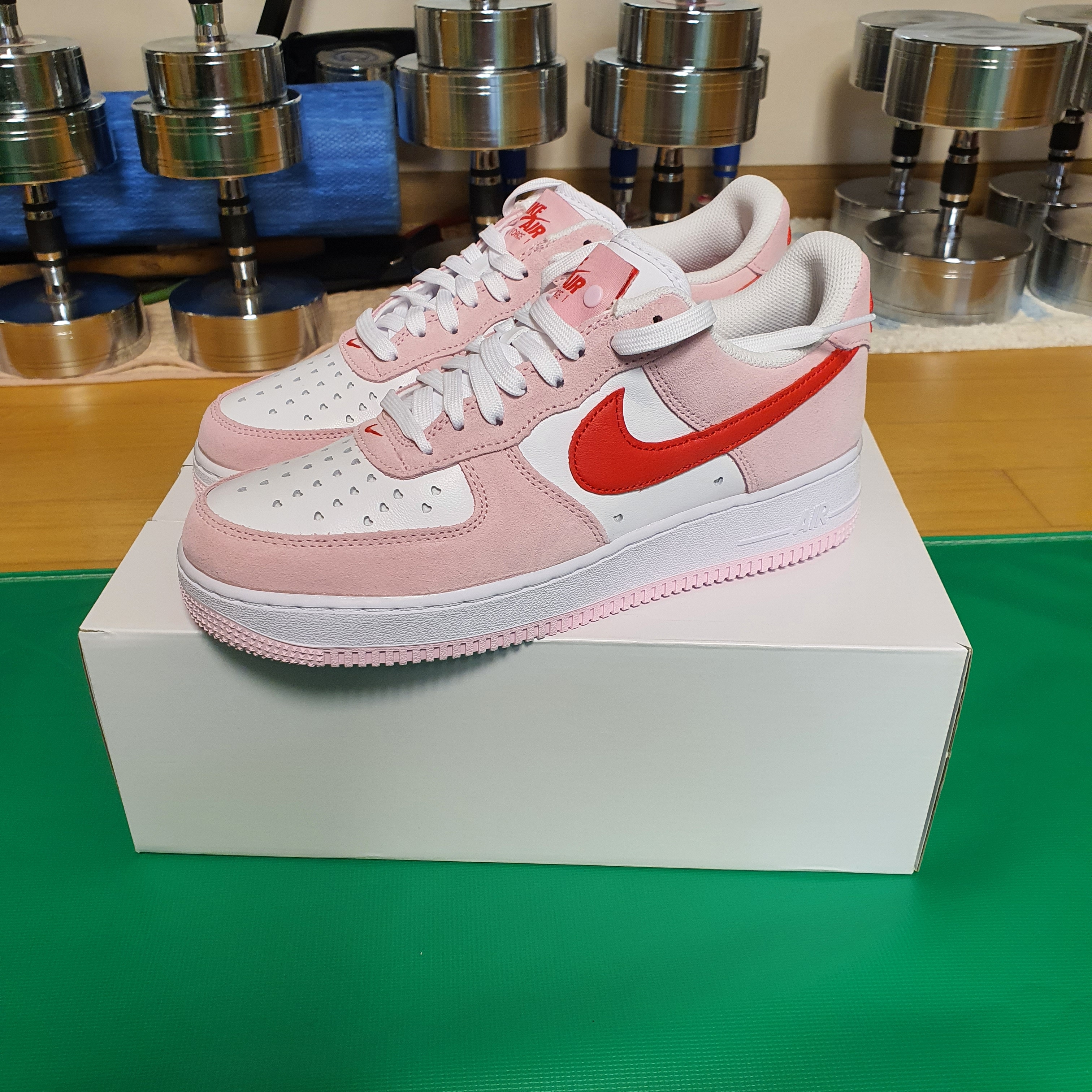 Nike Air Force 1 '07 QS Valentine's Day 착용 스타일 - 1