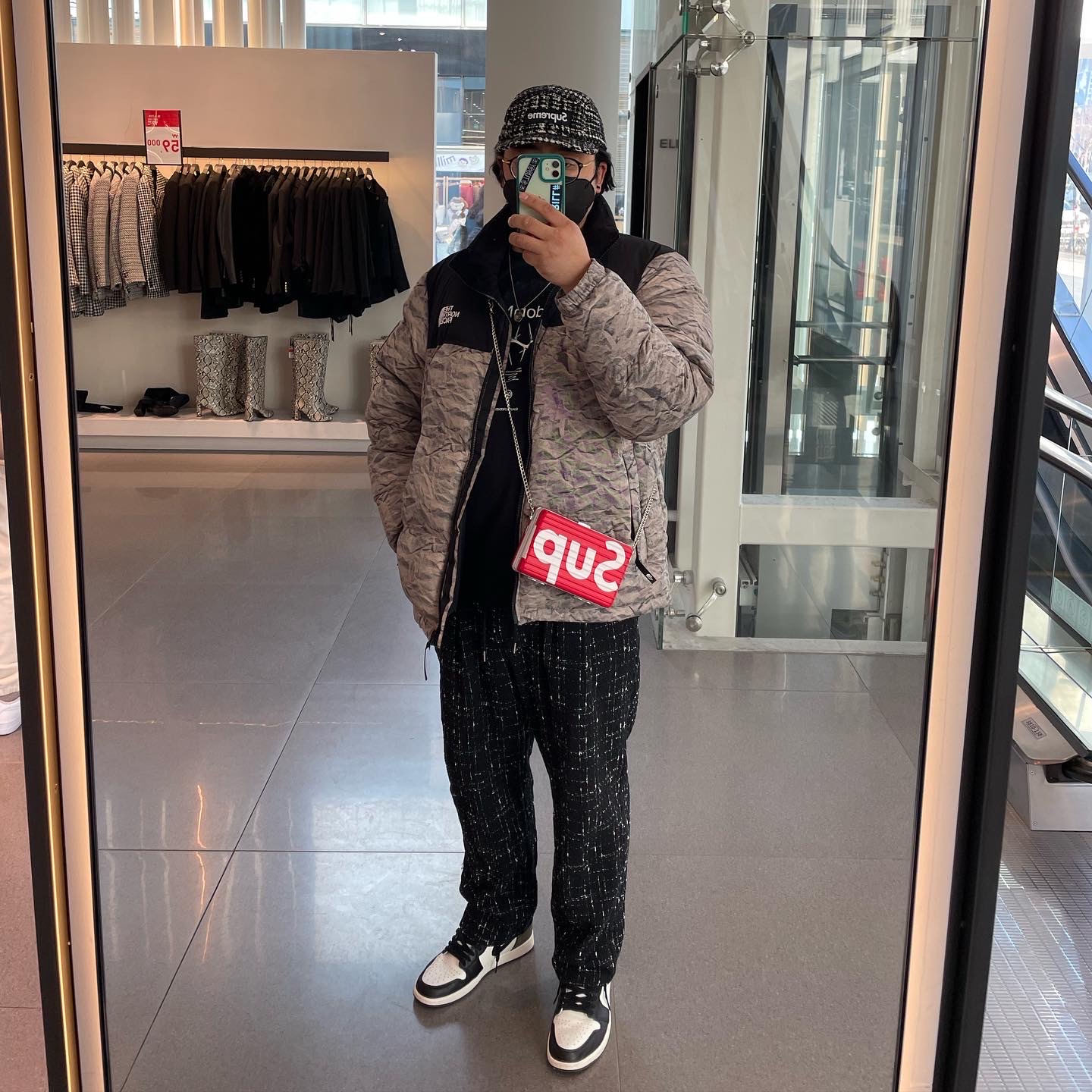 Jordan 1 Retro High OG Black Mocha, The North Face White Label Novelty Nuptse Down Jacket Beige 착용 스타일 - 1