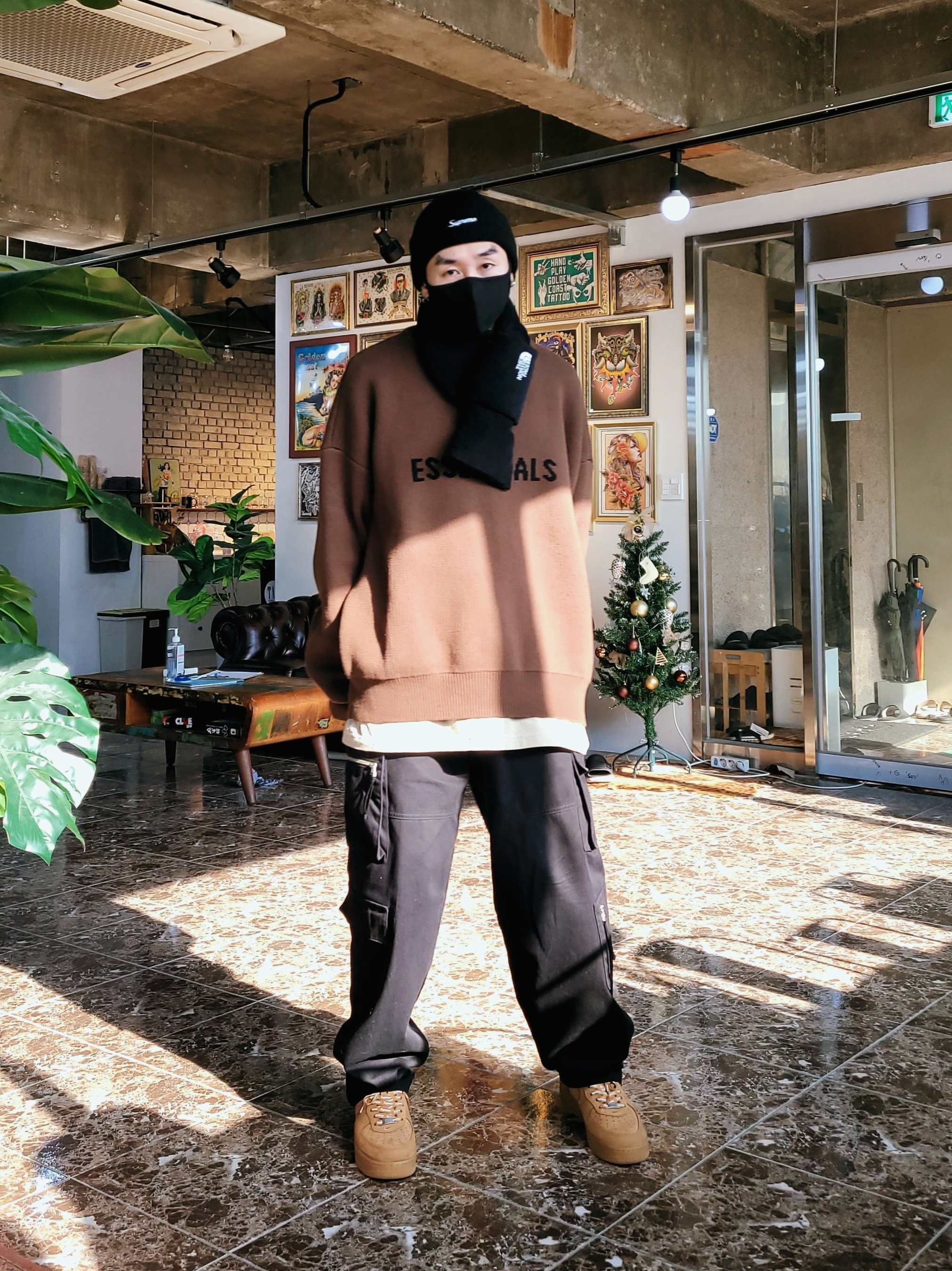 Supreme Loose Gauge Beanie Black, Essentials Knit Sweater Brown/Rain Drum - Ssense Exclusive 착용 스타일