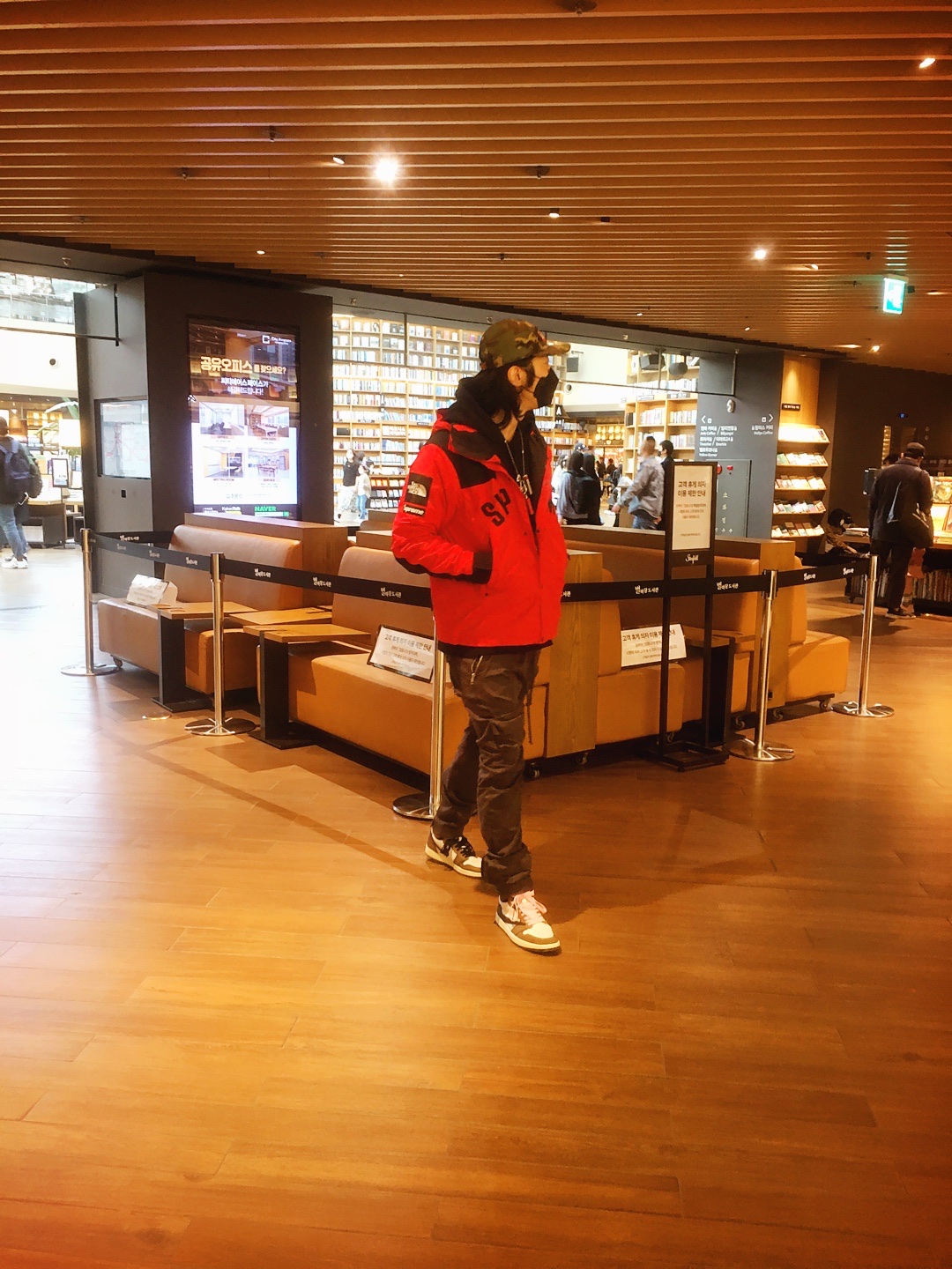 Supreme x The North Face Arc Logo Mountain Parka Red - 19SS, Jordan 1 x Travis Scott Retro High OG SP Mocha 착용 스타일 - 1