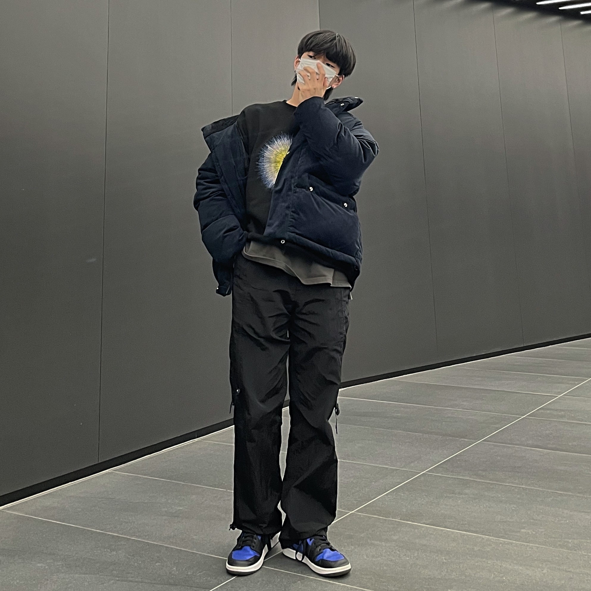Jordan 1 Mid Black Hyper Royal 착용 스타일 - 3