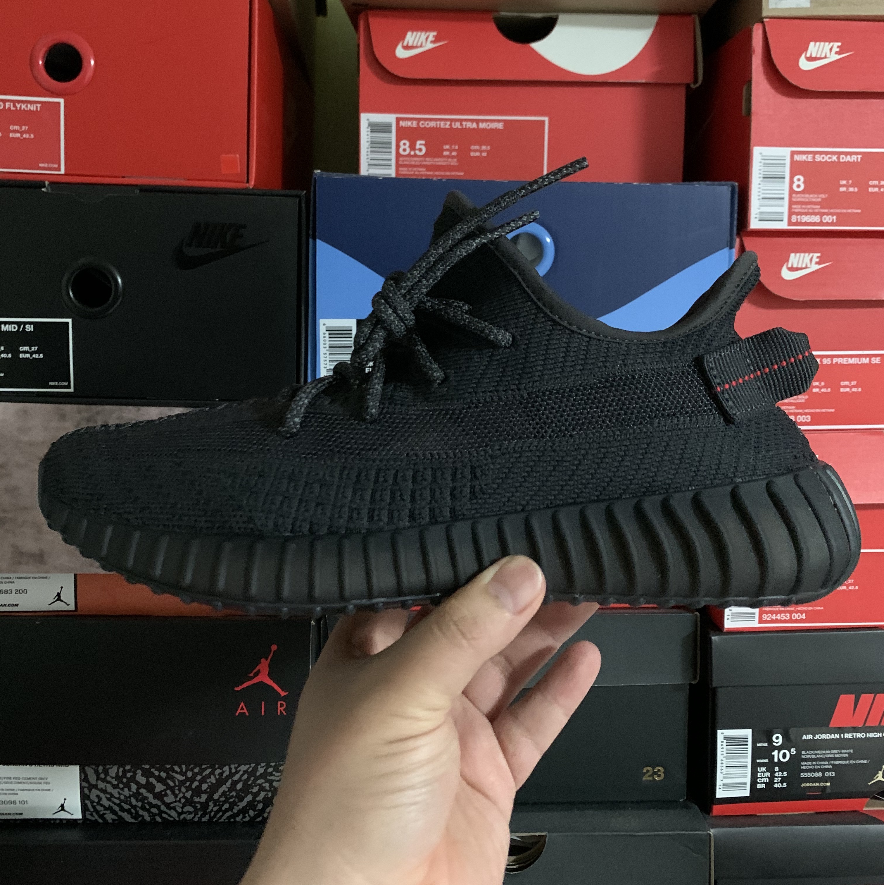 Adidas Yeezy Boost 350 V2 Black - Non-Reflective 착용 스타일