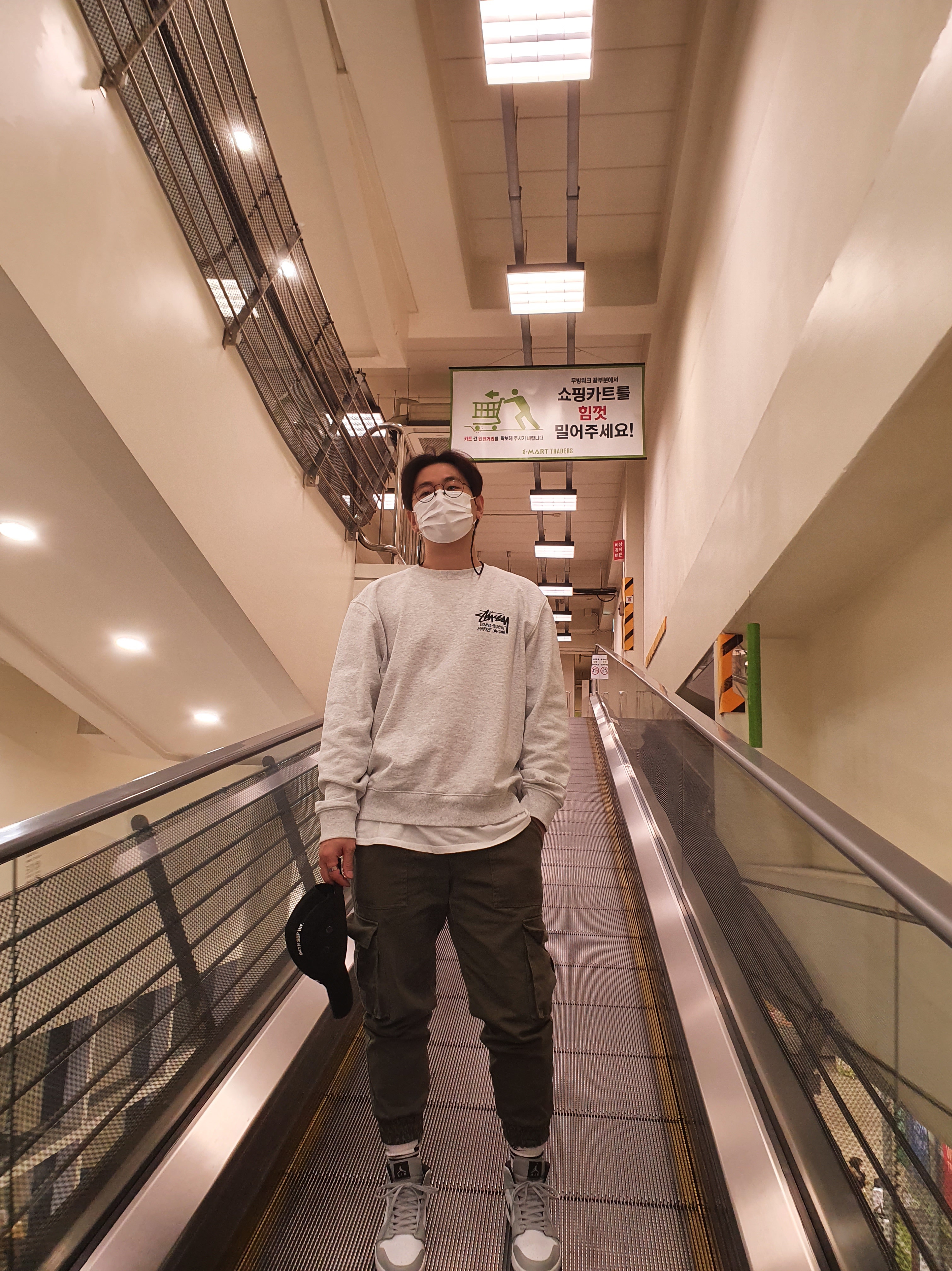 Stussy Stock DSM London Crew Ash Heather 2021, Jordan 1 Mid Light Smoke Grey 착용 스타일