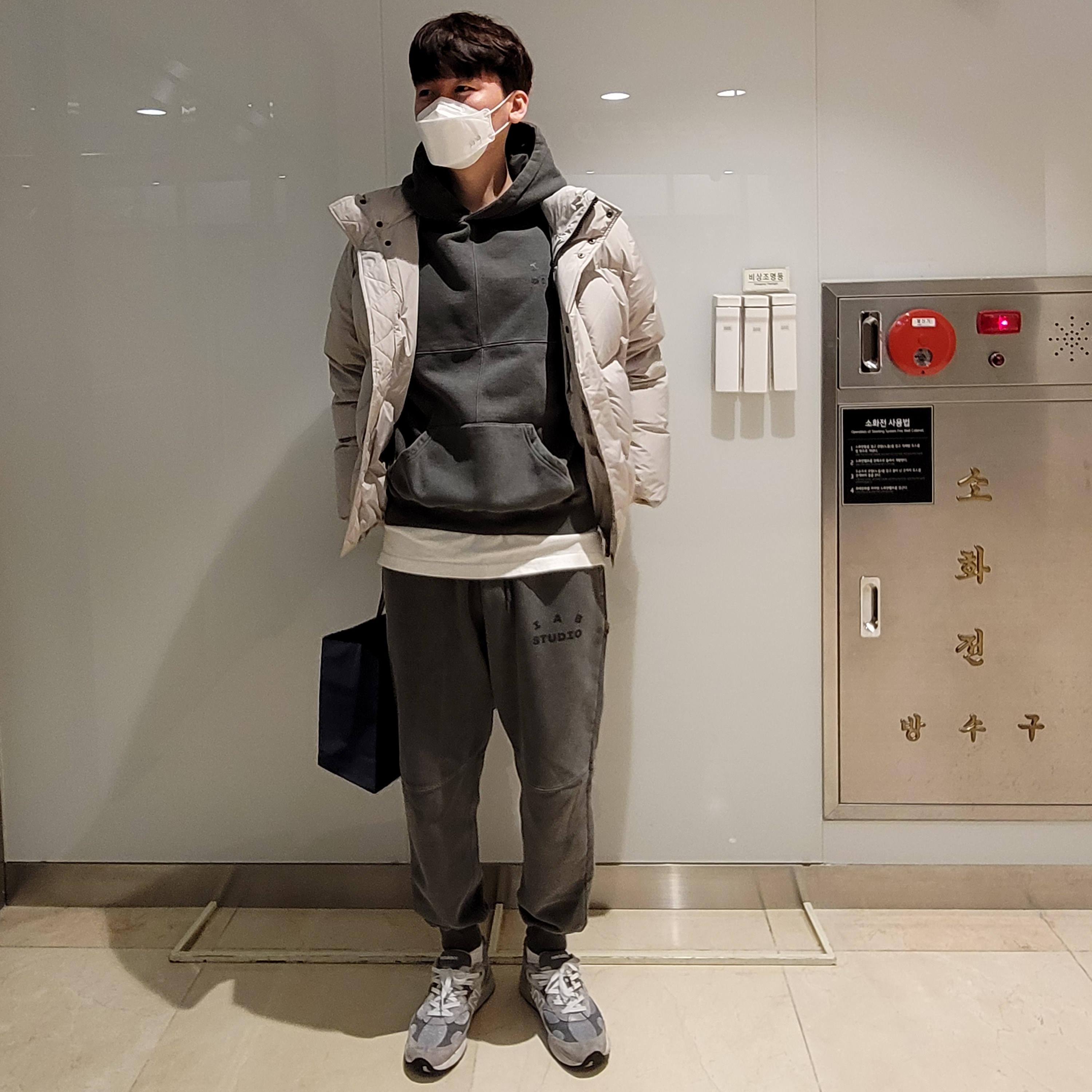 New Balance 992 Made in USA Grey - D Standard, IAB Studio Blocked Pigment Hoodie Black 착용 스타일