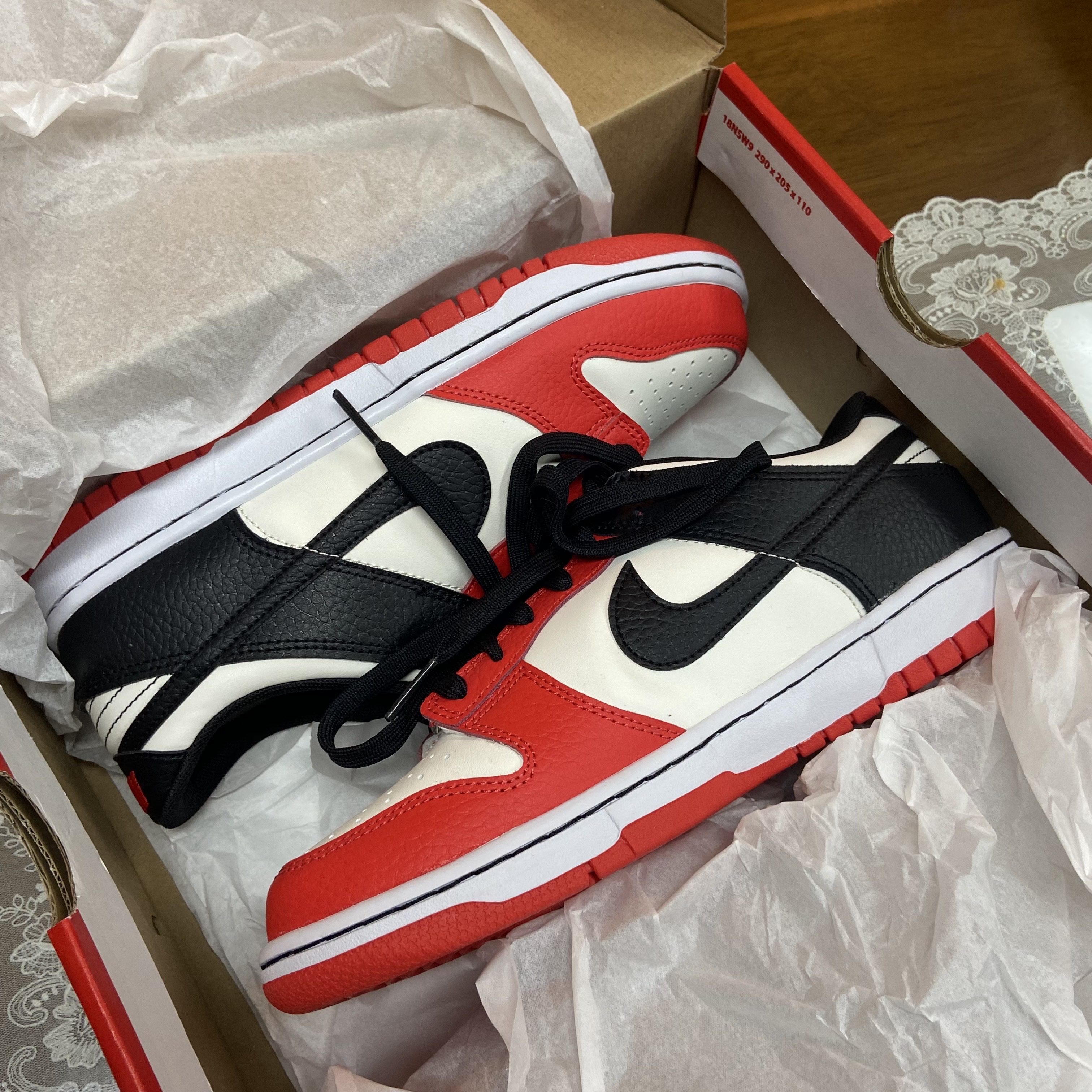 (GS) Nike x NBA Dunk Low Black and Chile Red 착용 스타일 - 3