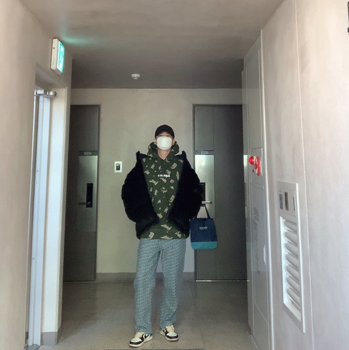Supreme x The North Face Faux Fur Nuptse Jacket Black - 20FW, Supreme Box Logo Hooded Sweatshirt Olive Russian Camo - 21FW 착용 스타일 - 1