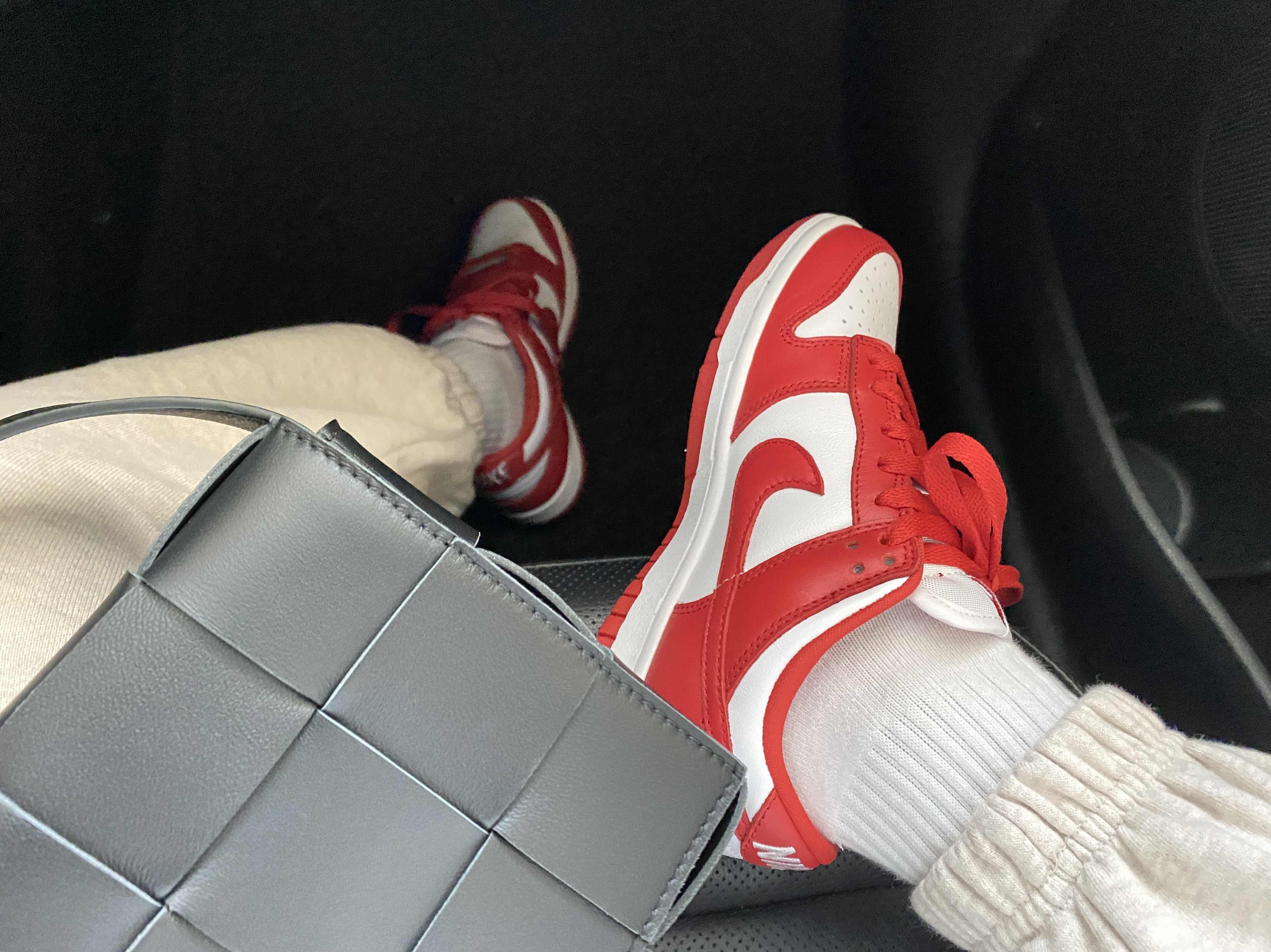 Bottega Veneta Lambskin Leather Cassette Black, Nike Dunk Low SP University Red 2020 착용 스타일