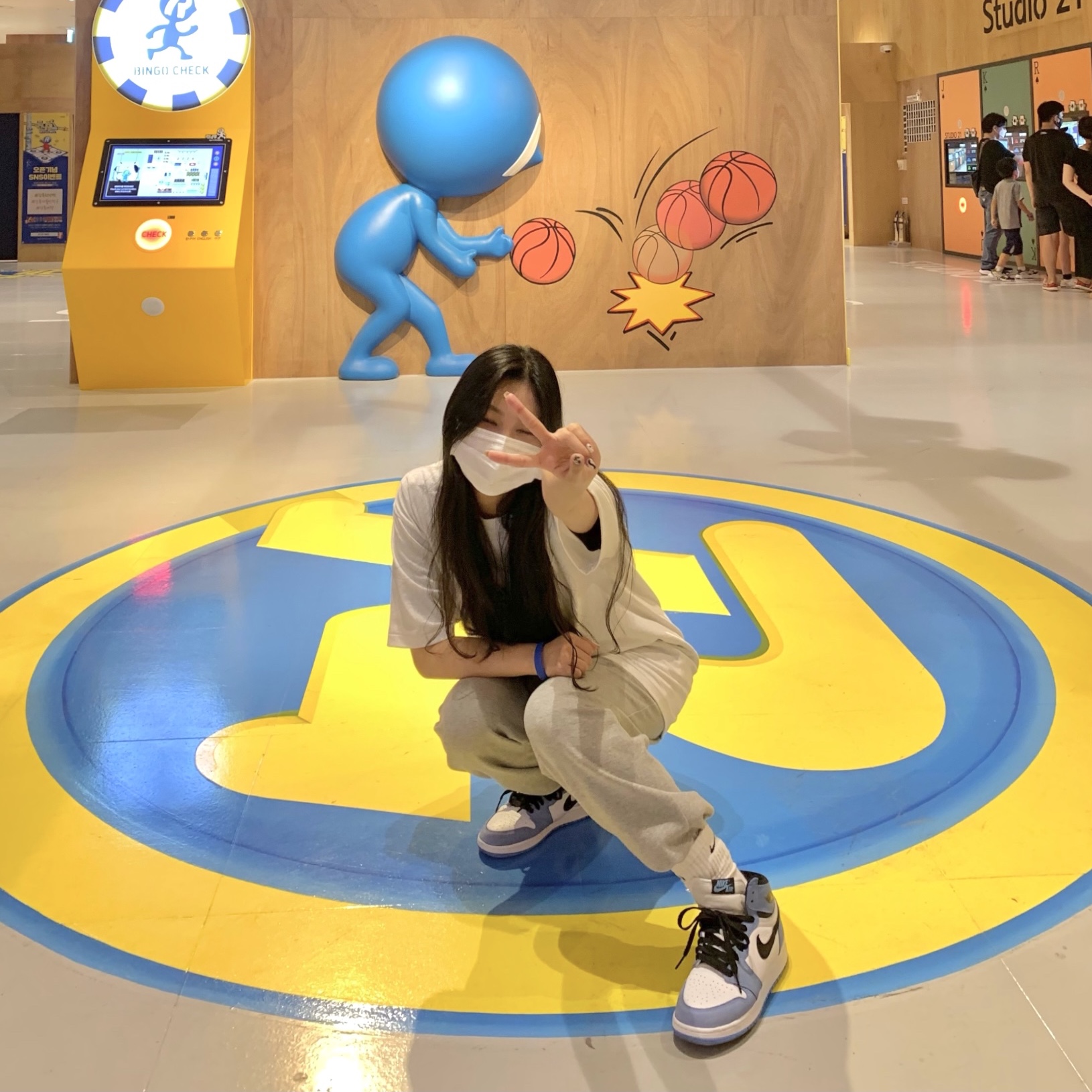(GS) Jordan 1 Retro High OG University Blue 착용 스타일 - 2