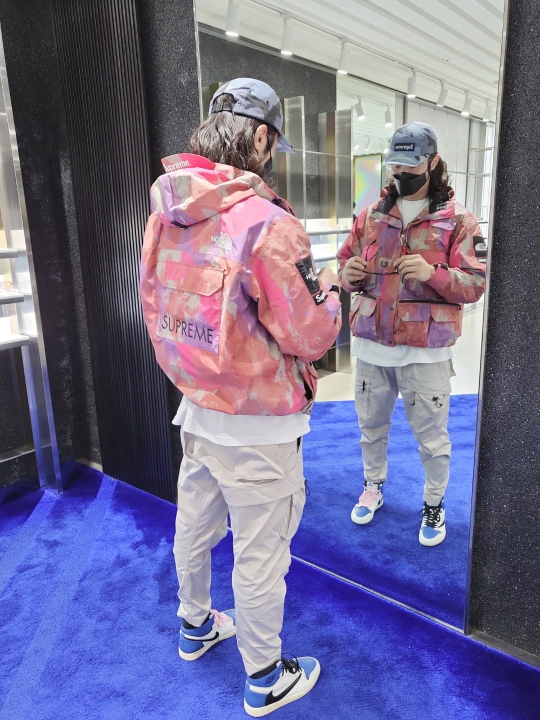 Supreme x The North Face Arc Logo Mountain Parka Red - 19SS, Jordan 1 x Travis Scott Retro High OG SP Mocha 착용 스타일 - 3
