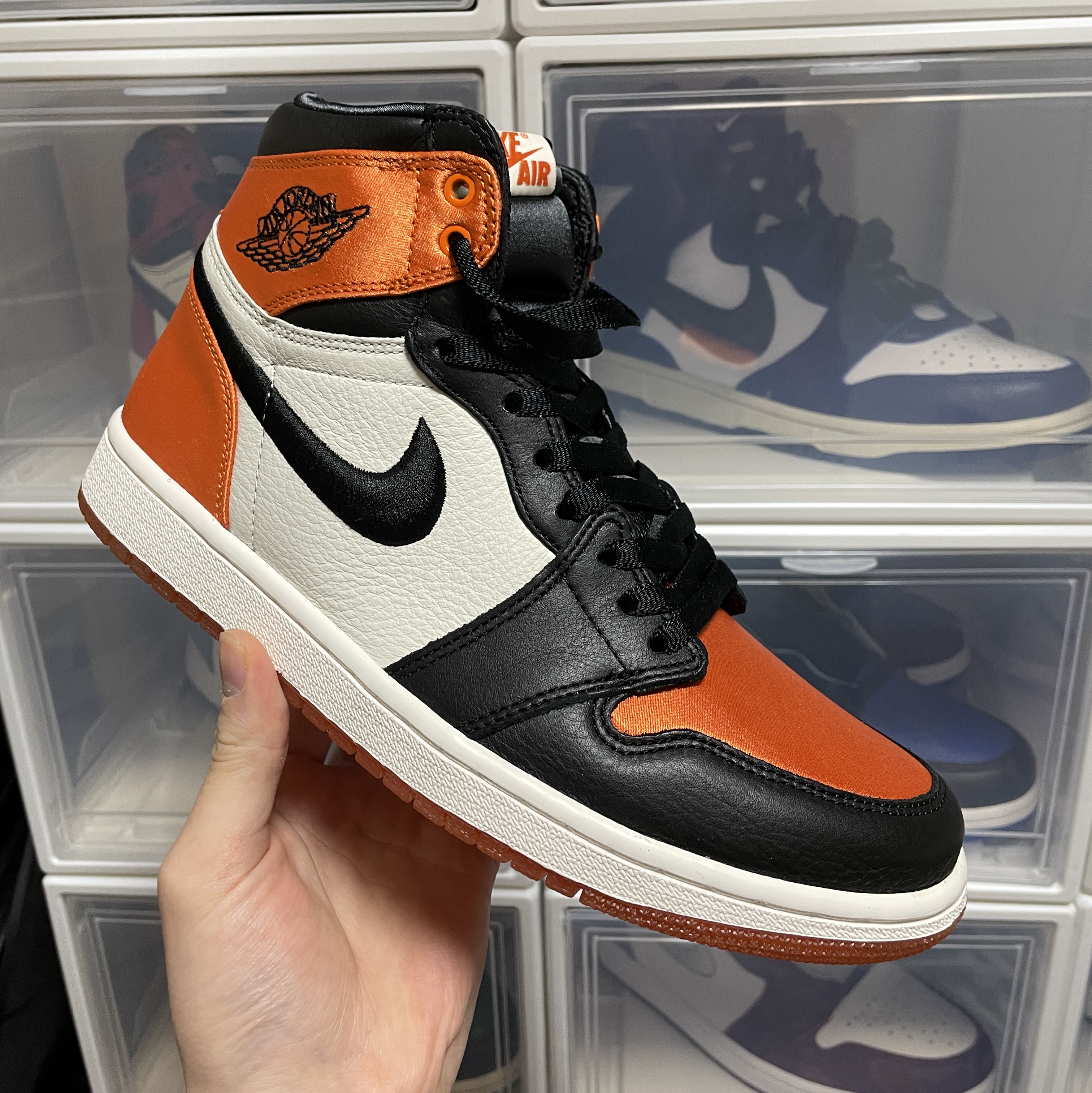 Jordan 1 Retro Shattered Backboard, (W) Jordan 1 Retro High OG Satin Shattered Backboard 착용 스타일 - 1
