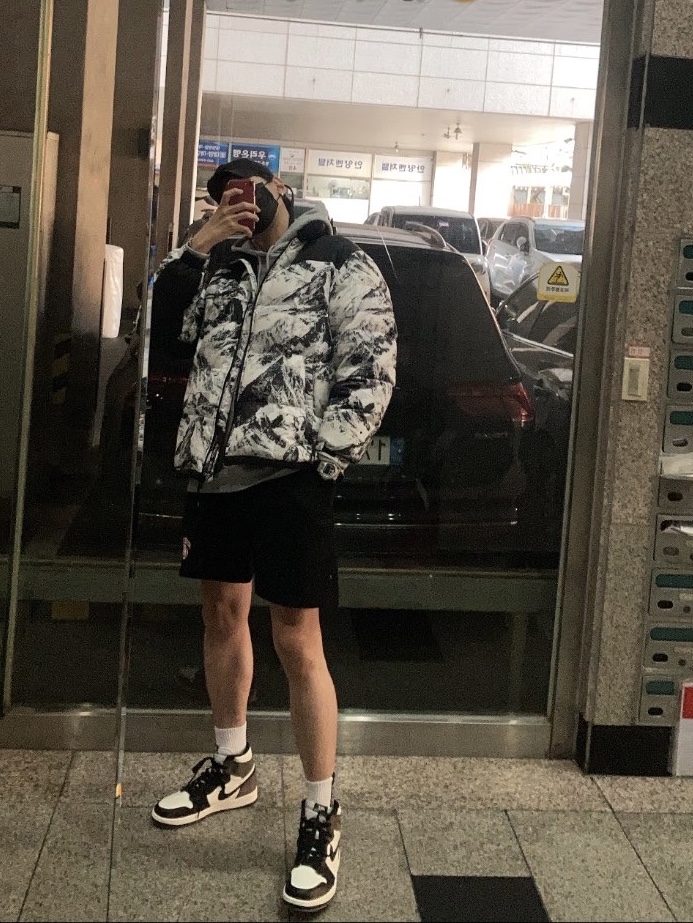 Jordan 1 Retro High OG Black Mocha, The North Face Lhotse Down Jacket Nutral Grey 착용 스타일