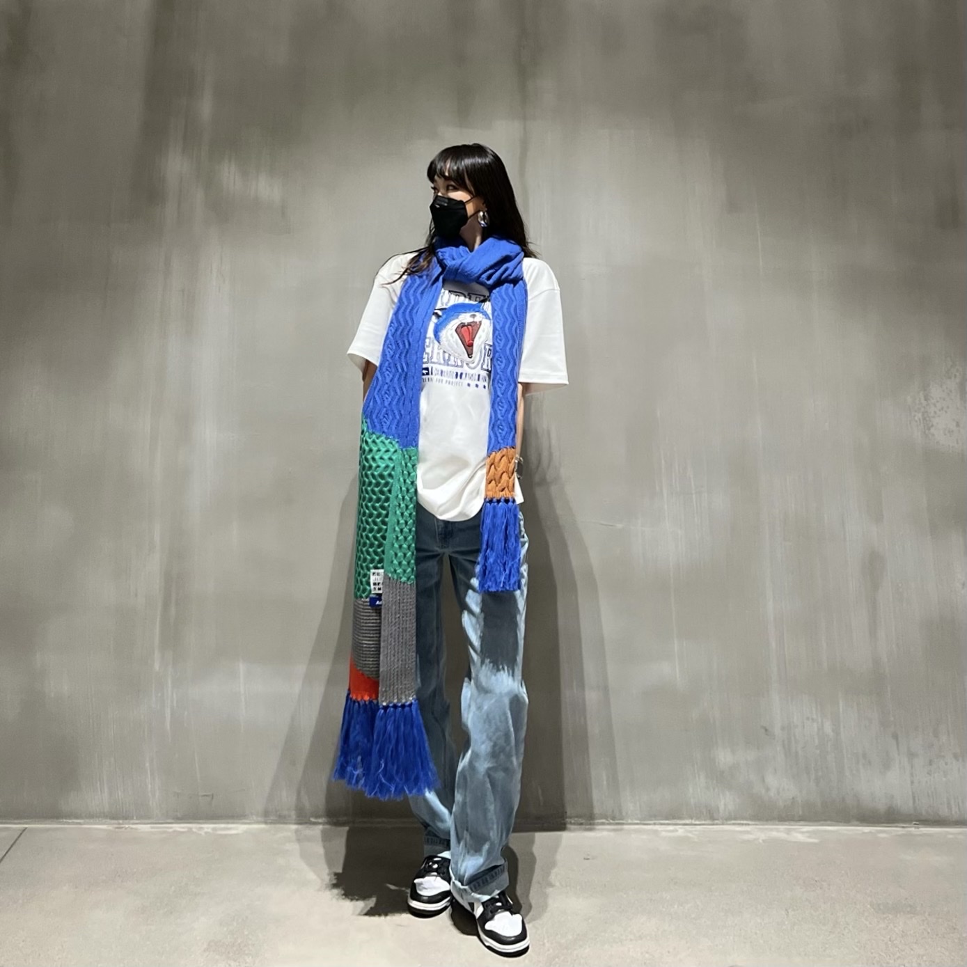 Ader Error x Zara Scarf Black, Maison Kitsune x Ader Error Yawn Fox T-Shirt Off White 착용 스타일 - 2