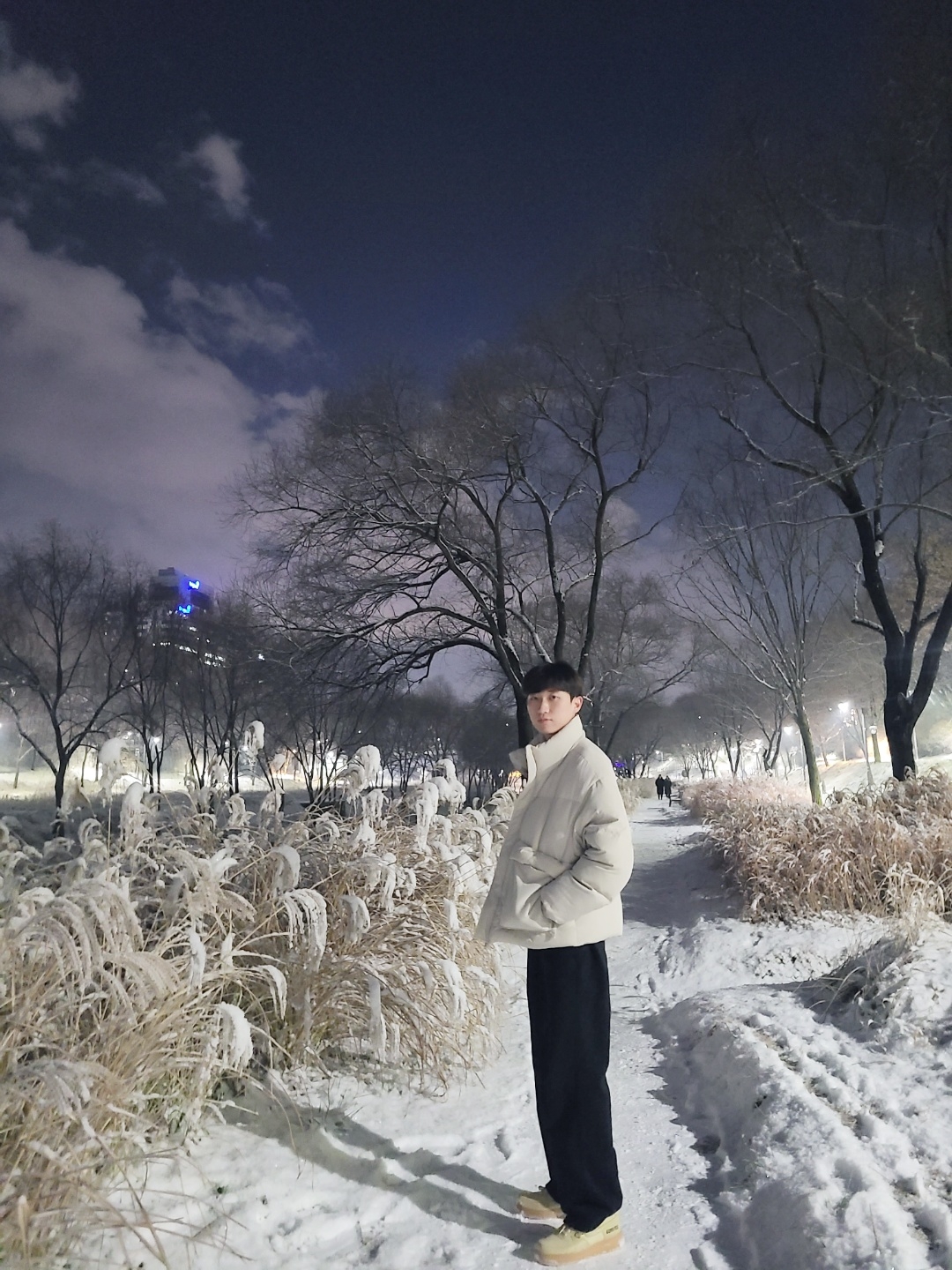 Nike Air Force 1 Low Gore-Tex Team Gold Khaki 착용 스타일 - 2