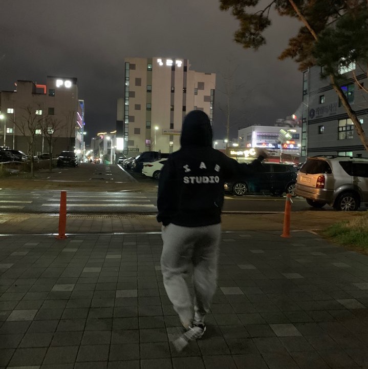 IAB Studio Woven Hoodie Black 착용 스타일
