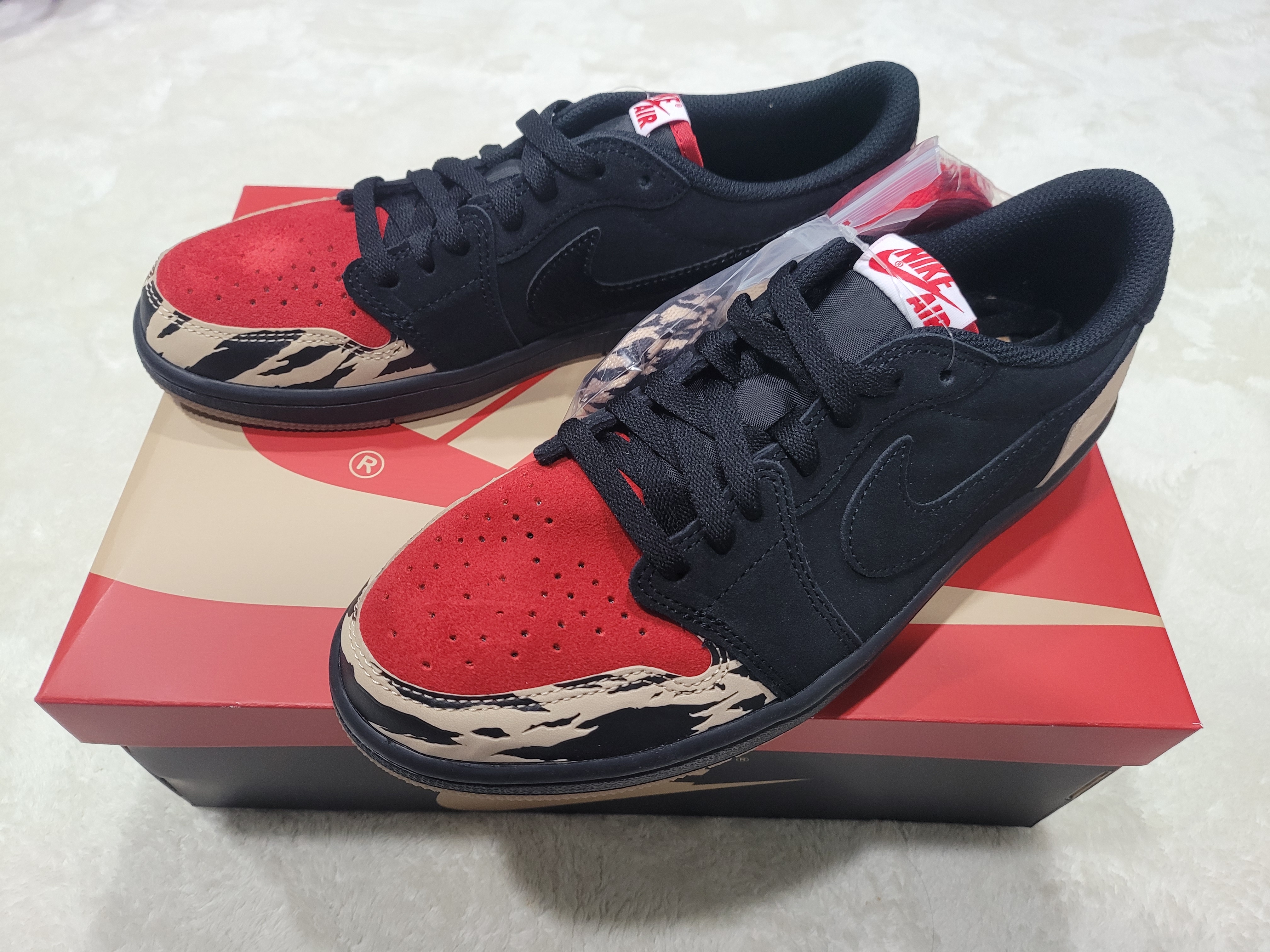Jordan 1 x SoleFly Retro Low OG SP Black and Sport Red 착용 스타일