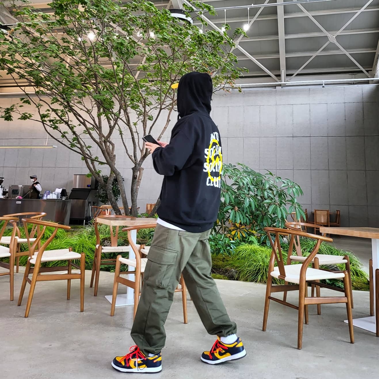 Nike x Off-White Dunk Low University Gold Midnight Navy, Anti Social Social Club x Fragment Bolt Hoodie Yellow 착용 스타일