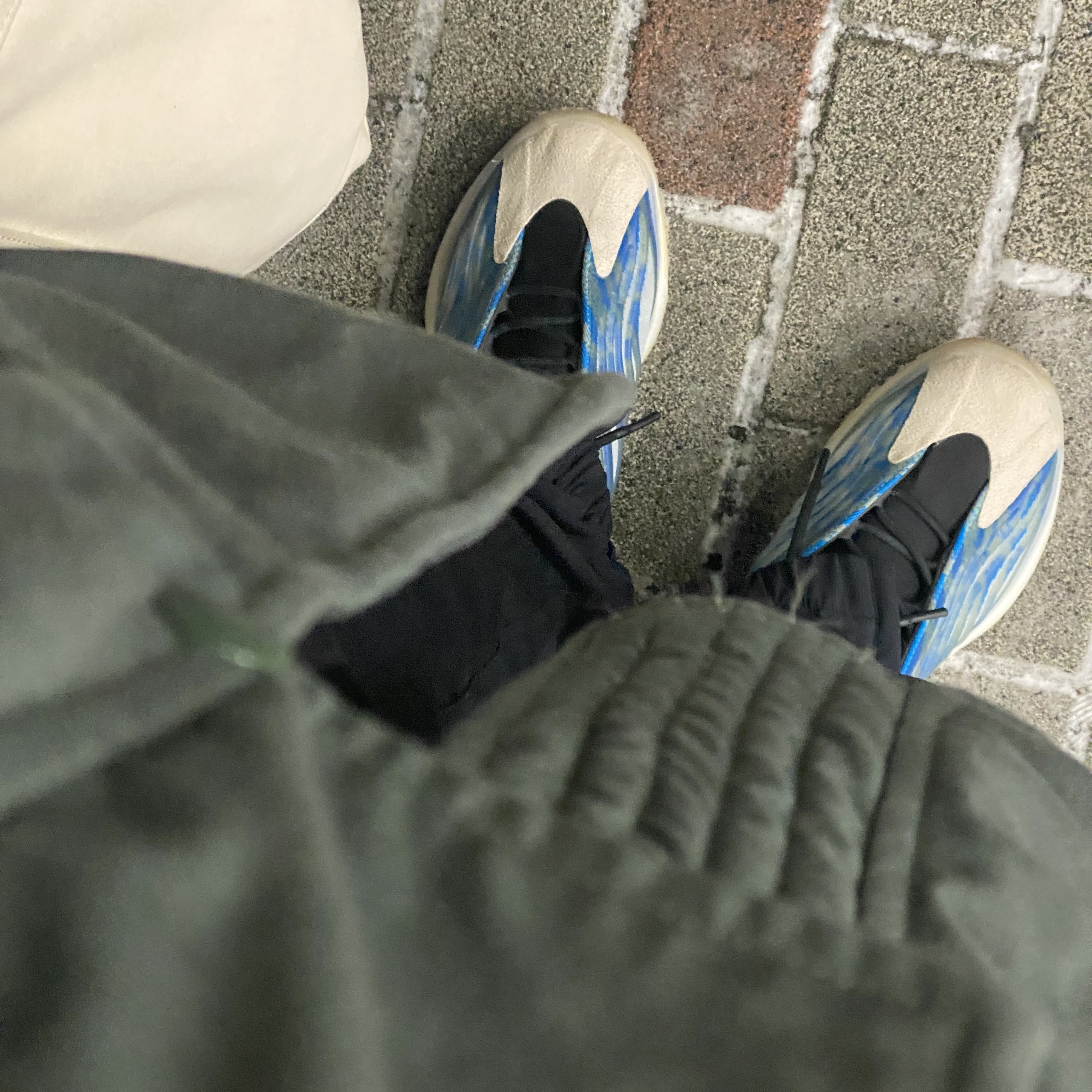 Adidas Yeezy QNTM Frozen Blue 착용 스타일 - 1