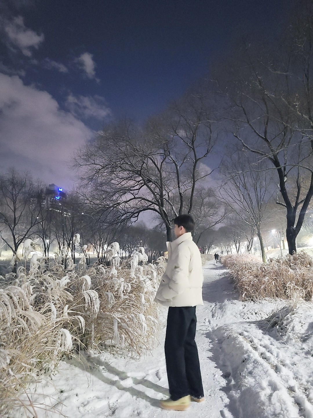 Nike Air Force 1 Low Gore-Tex Team Gold Khaki 착용 스타일 - 1